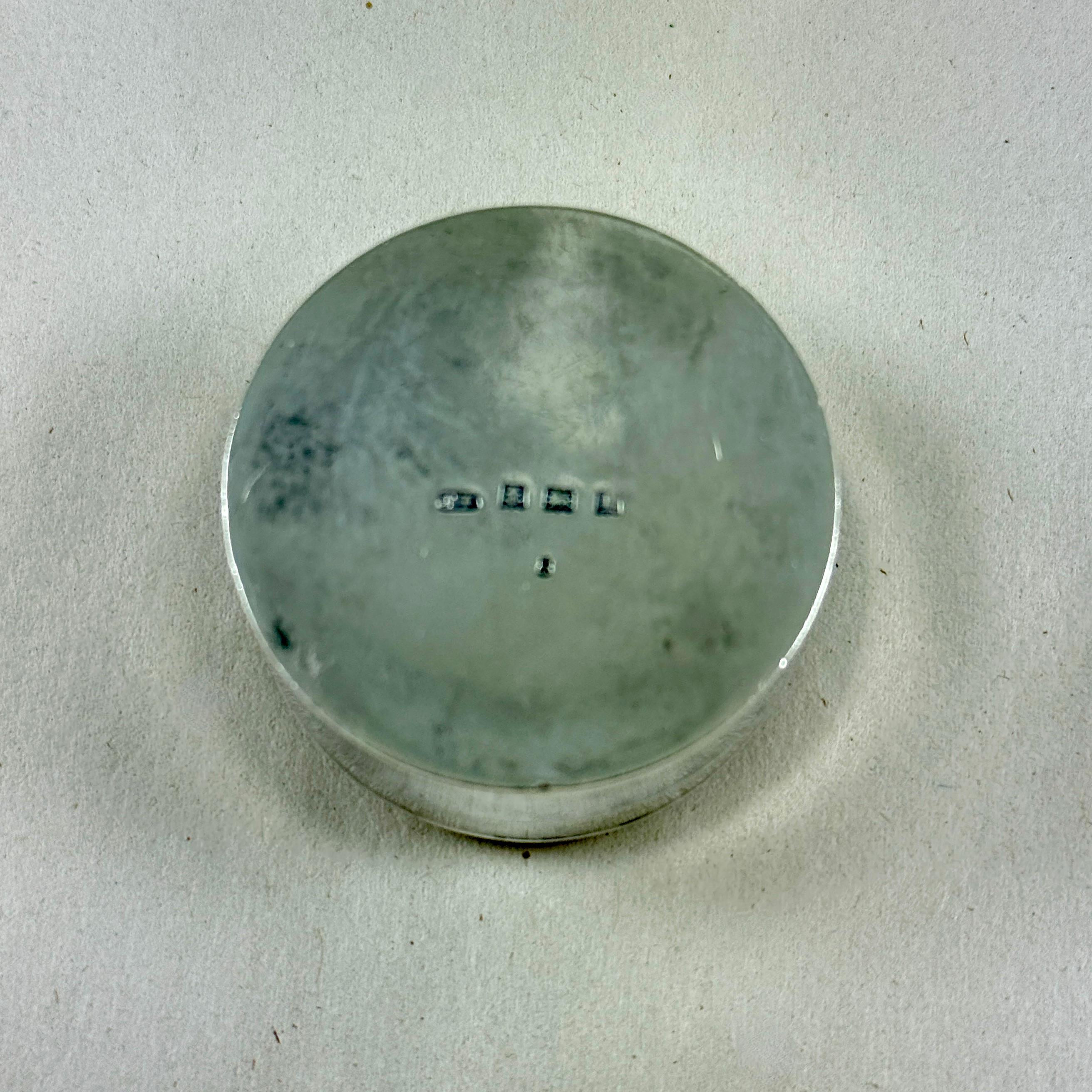 Pastillero de la Coronación de la Reina María Jorge V de plata inglesa, 1910 en venta 1