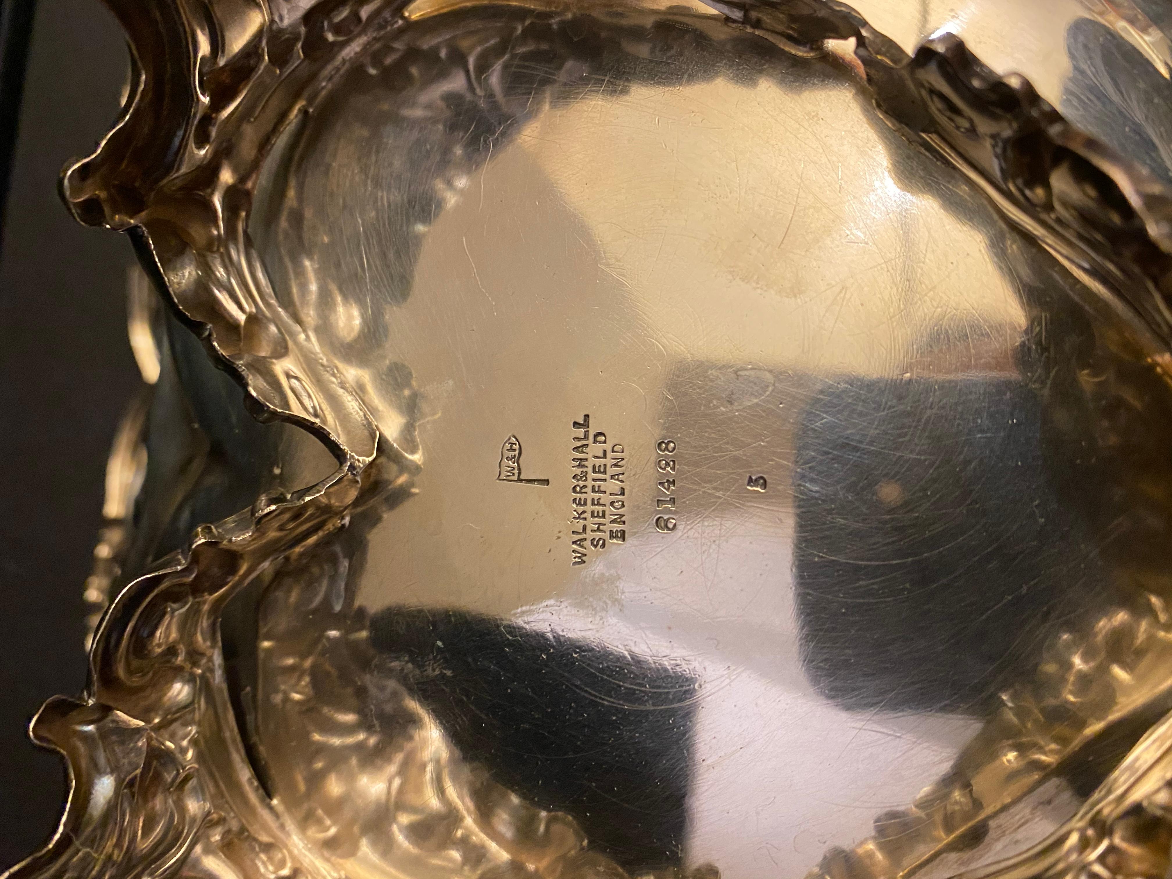 Cuore d'argento inglese Realizzato nel 1924 dalla Mercedes Walker & Hall. Peso 380 gr, argento925
L'azienda è stata fondata a Sheffield nel 1845 da George Walker. Diventando assistente del Dr. John Wright, che aveva condotto importanti esperimenti