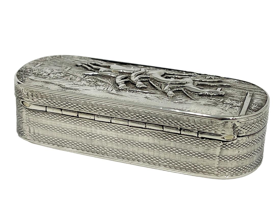 English silver horse racing snuff box, Birmingham 1829 In Good Condition For Sale In Delft, NL