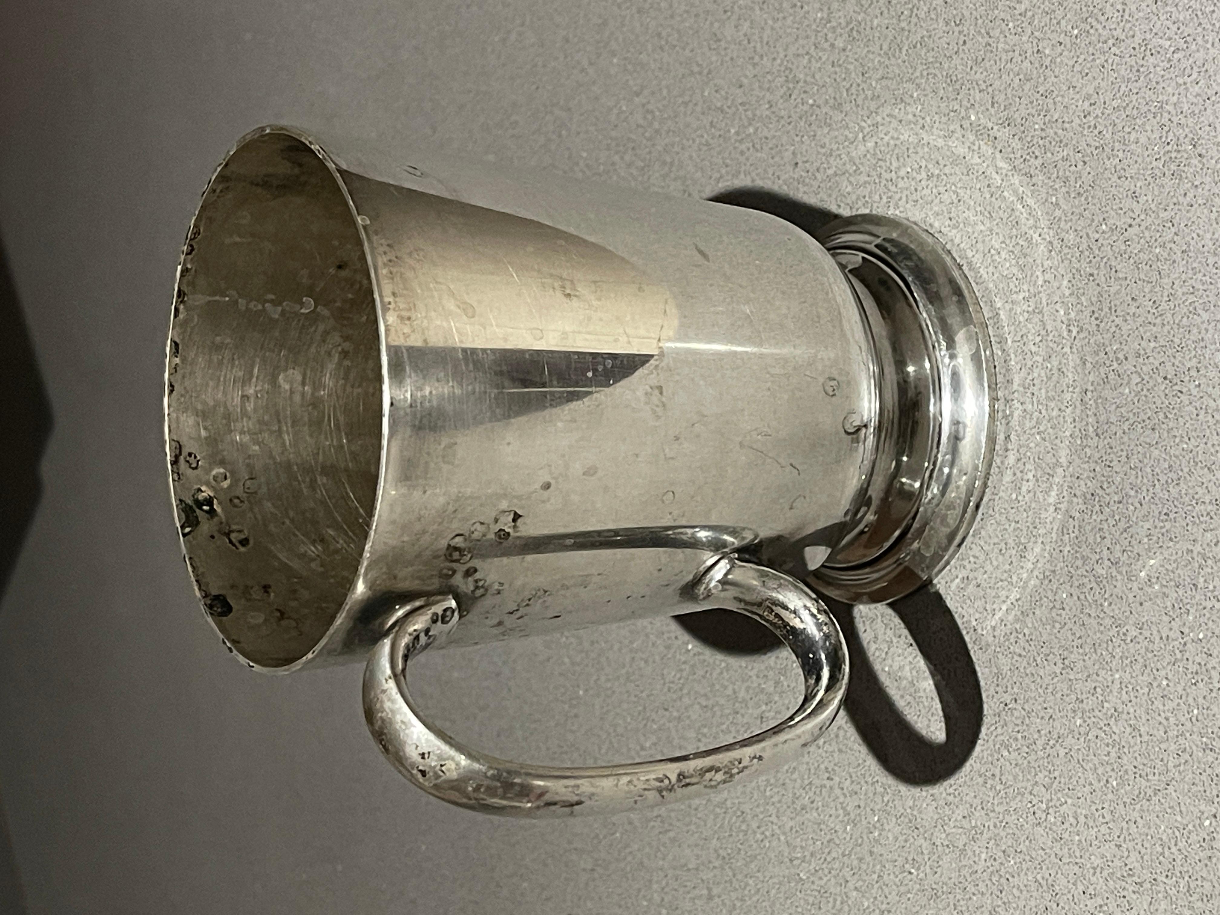Englische antike englische Silberbecher/Tasse versilbert mit Kruggriff aus einfachem Trinkgläsern 1910 (Art déco) im Angebot