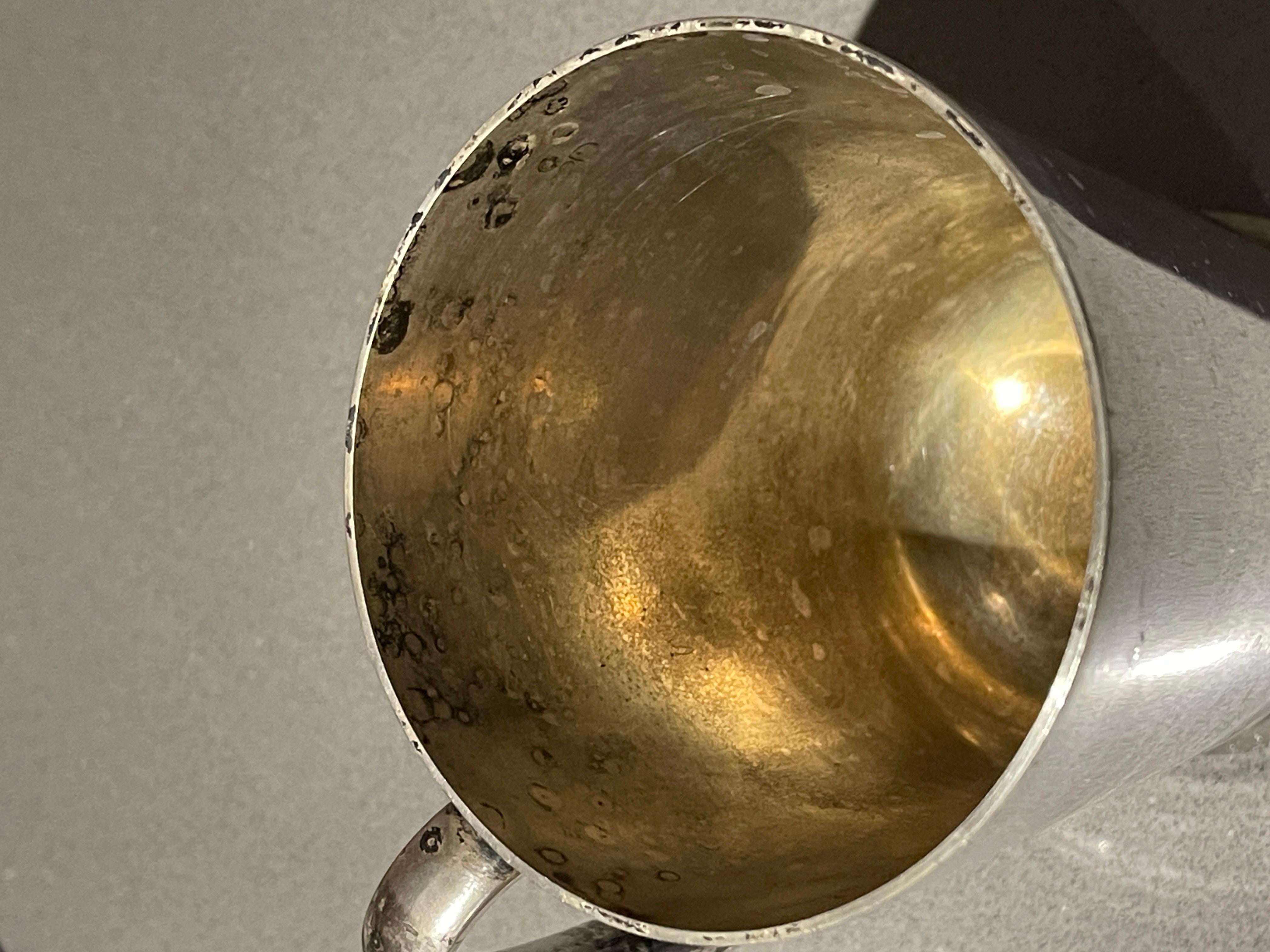 Englische antike englische Silberbecher/Tasse versilbert mit Kruggriff aus einfachem Trinkgläsern 1910 (Geschnitzt) im Angebot