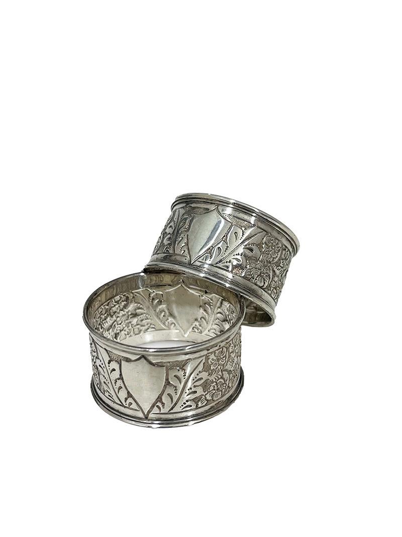 Portatovaglioli d'argento inglesi di William Hutton & Sons, 1895

Due portatovaglioli in argento realizzati da William Hutton & Sons, rotondi con decorazioni floreali incise su ogni lato uno scudo. Un lato è vuoto e può essere inciso con un Monogram