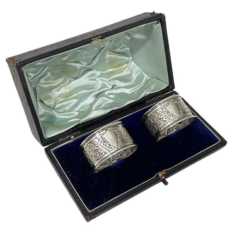 Portatovaglioli d'argento inglesi di William Hutton & Sons, 1895
