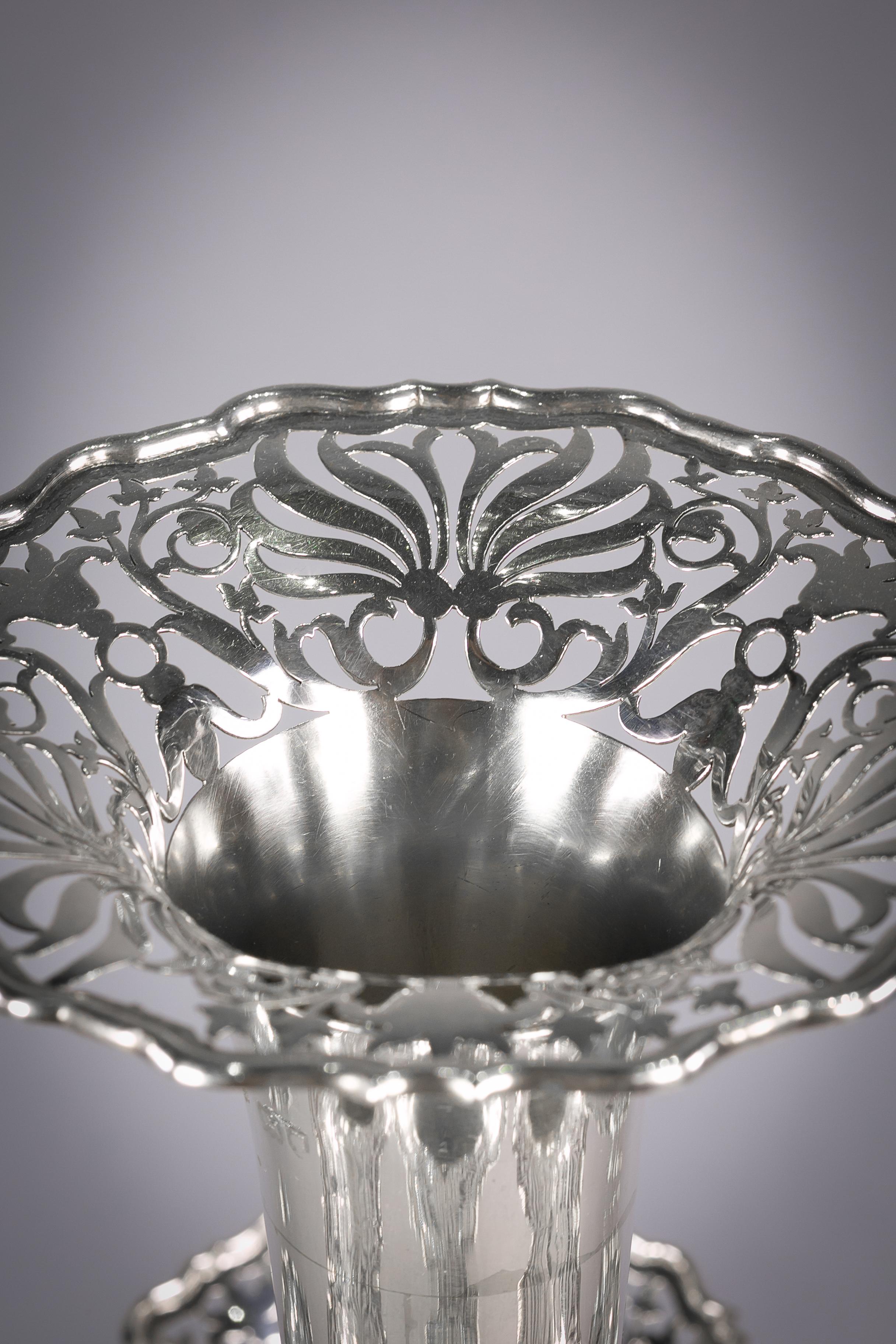 Argent Epergne anglaise en argent ajouré en vente