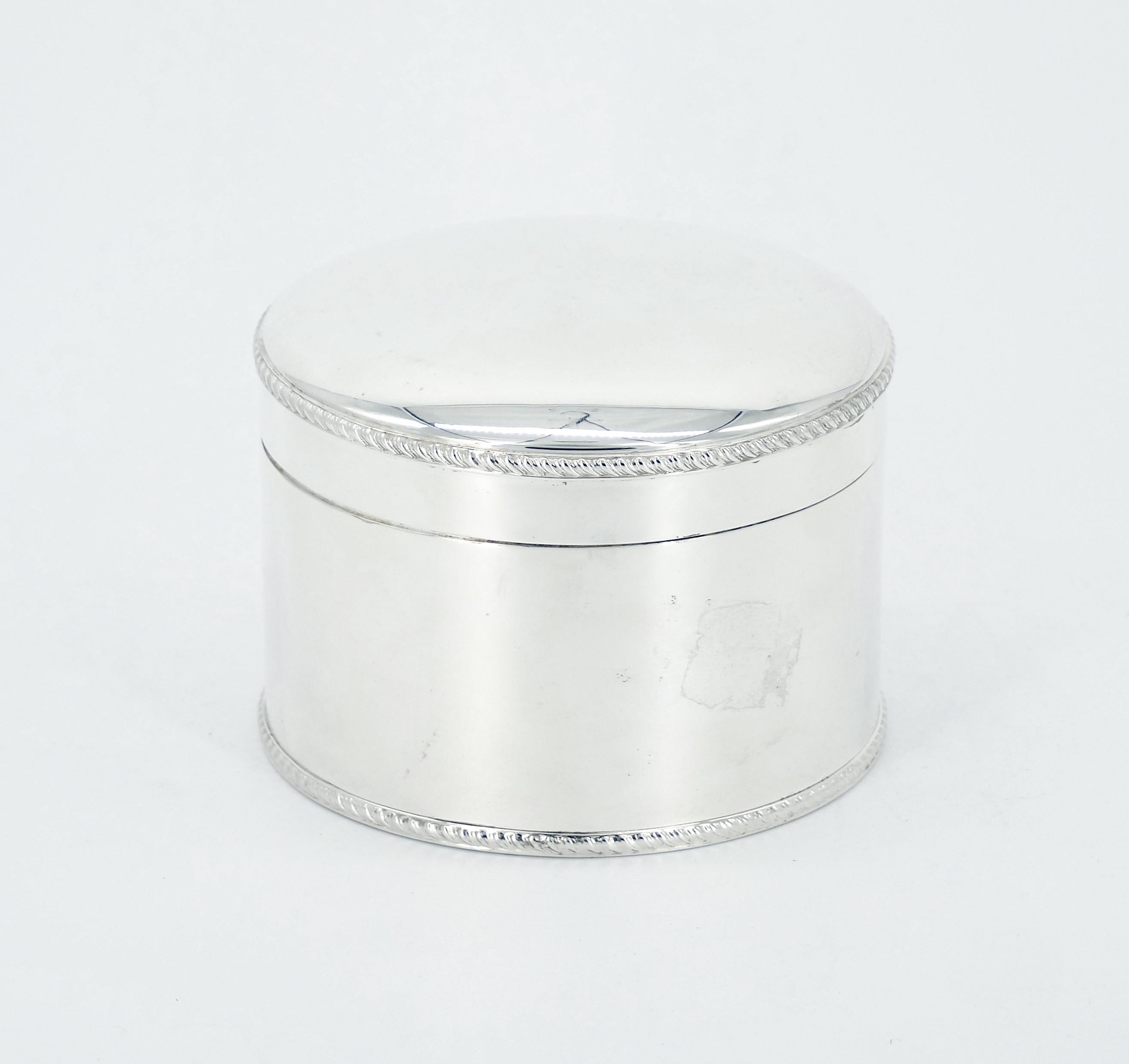 English Silver Plate Art Deco Style Round Shape Covered Cigarette Box In Good Condition For Sale In Tarry Town, NY