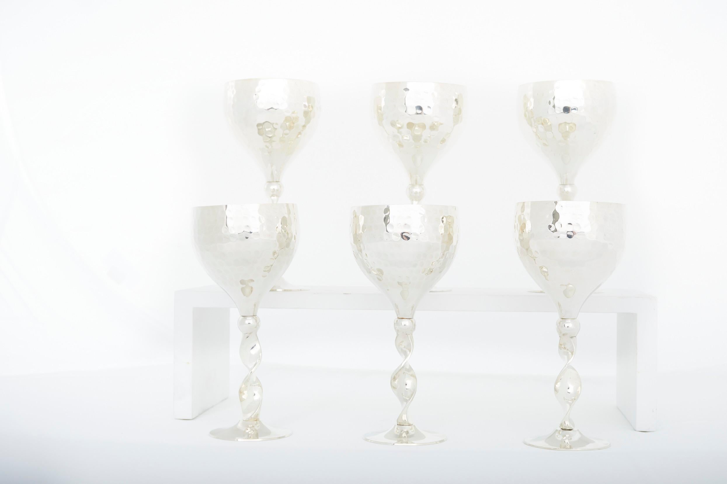 Schöne englische Handwerkskunst Silber Platte Barware / Geschirr Trinkbecher Service für sechs Personen. Jeder Silberbecher hat ein gehämmertes Detail auf einem gedrehten Stiel. Jedes Stück ist in sehr gutem Zustand. Geringfügige alters- und
