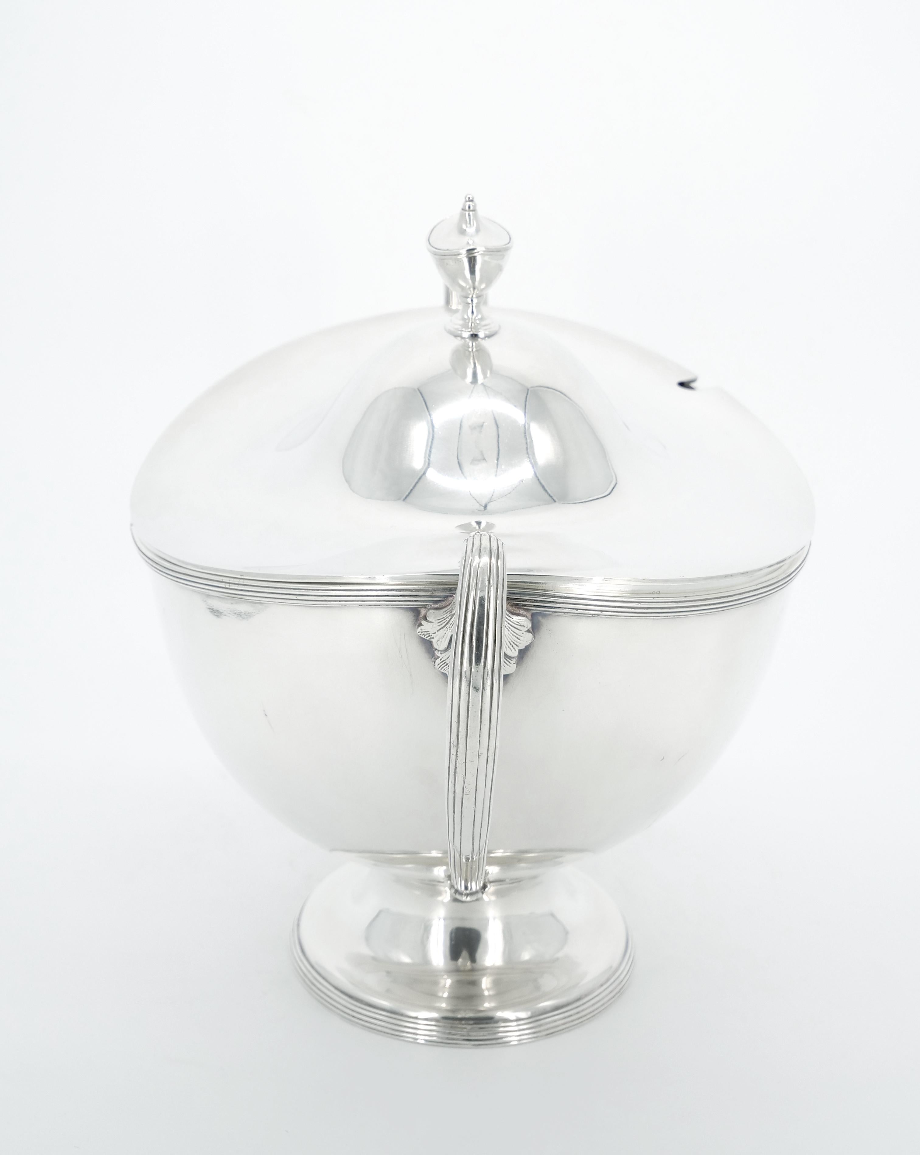 English Silver Plate Boat Shape Covered Tureen In Good Condition For Sale In Tarry Town, NY