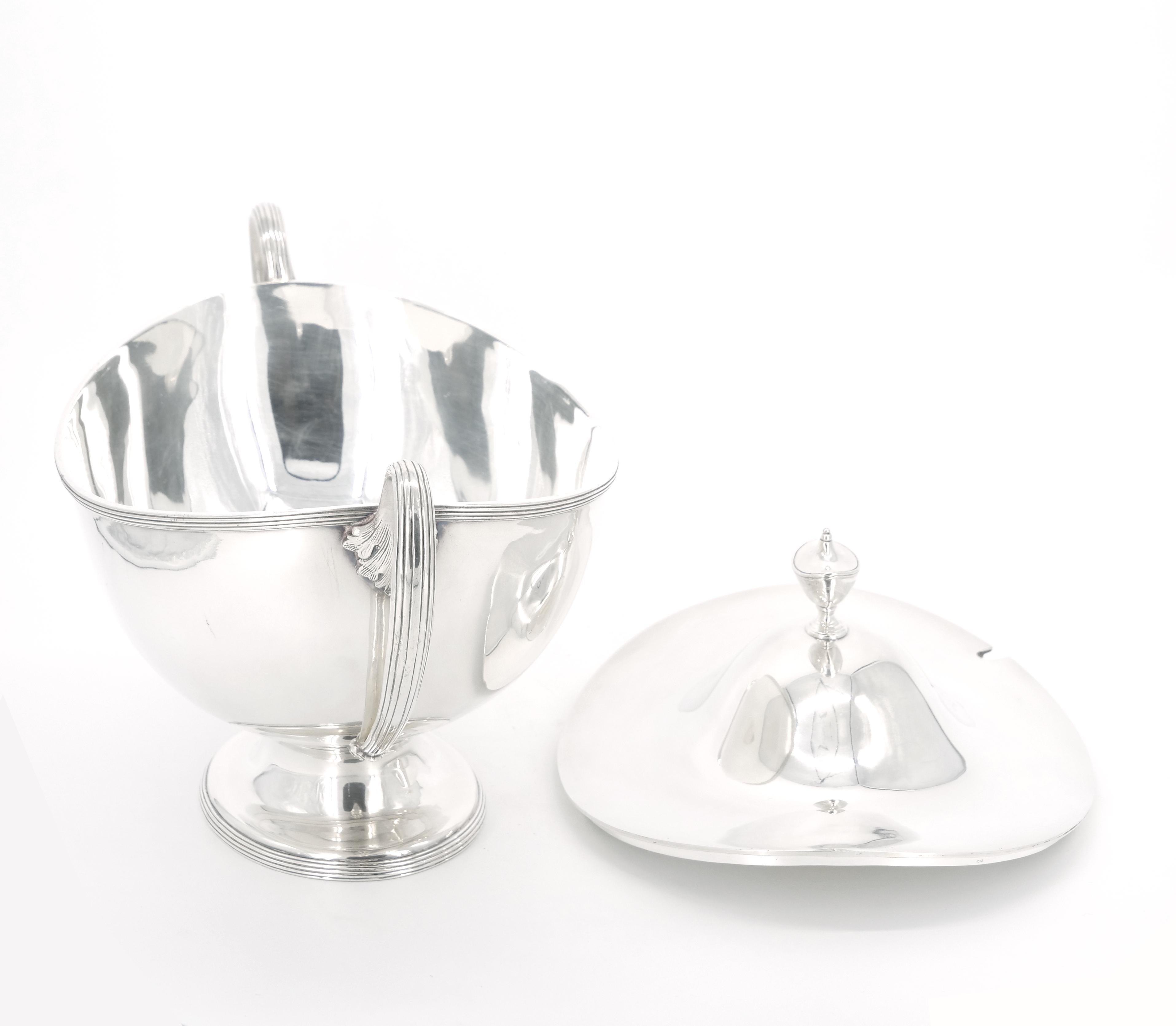 Early 20th Century English Silver Plate Boat Shape Covered Tureen For Sale