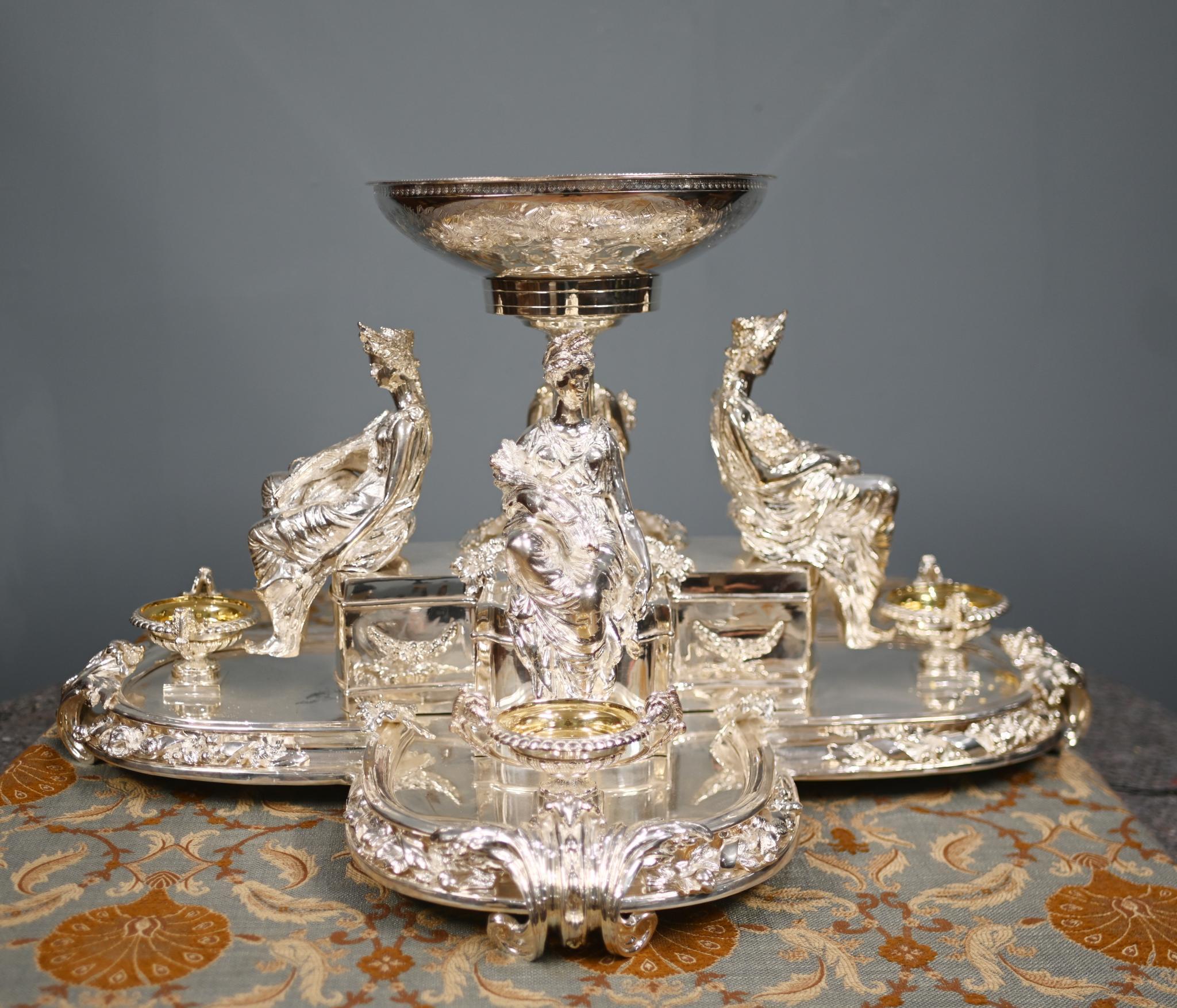 English Silver Plate Centrepiece Monumental Platter Dish Epergne 1930 In Good Condition For Sale In Potters Bar, GB