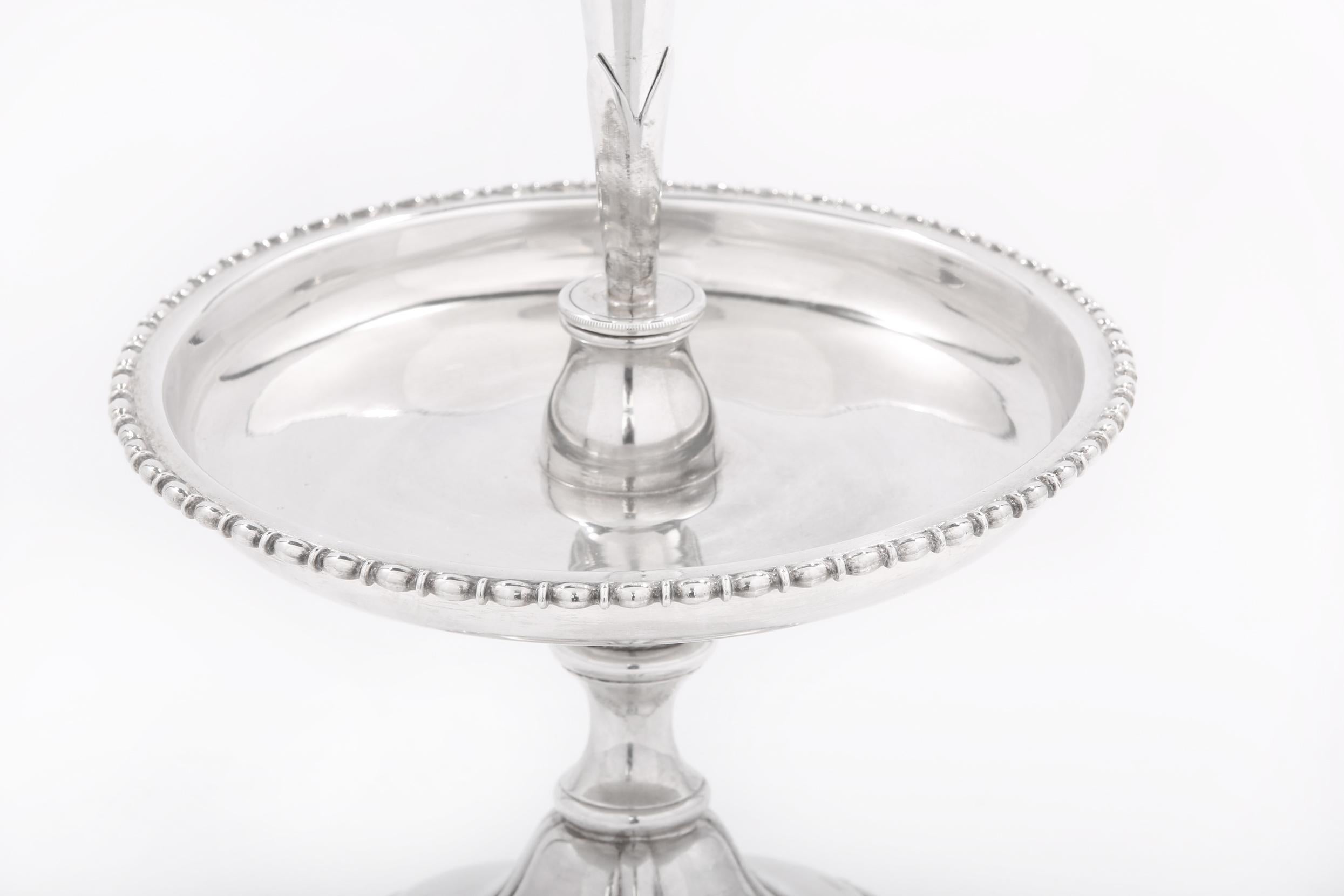 Début du 20ème siècle Vase trompette décoratif anglais en métal argenté en vente