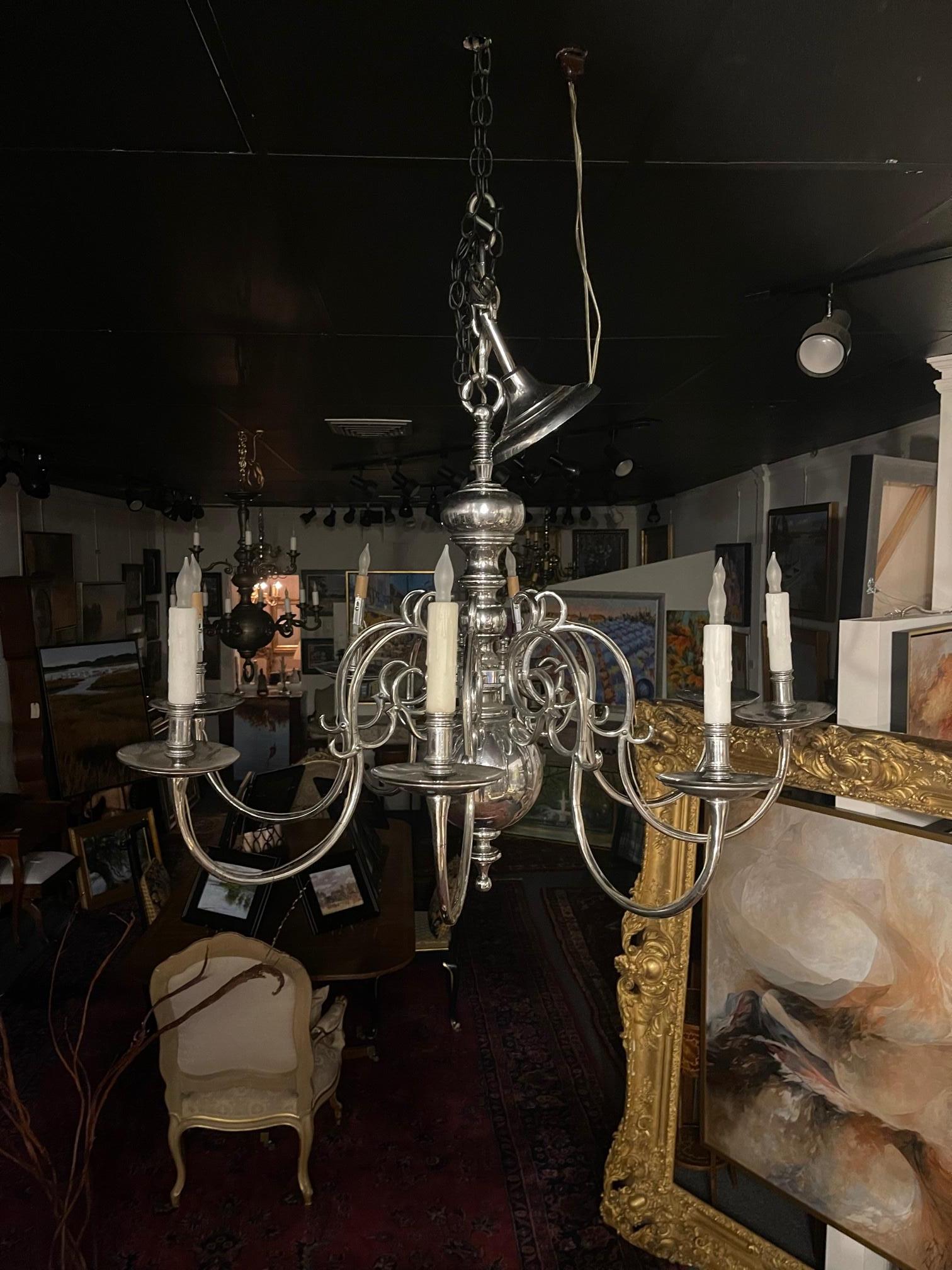 Lustre anglais à huit lumières en métal argenté, début du XXe siècle Bon état - En vente à Savannah, GA