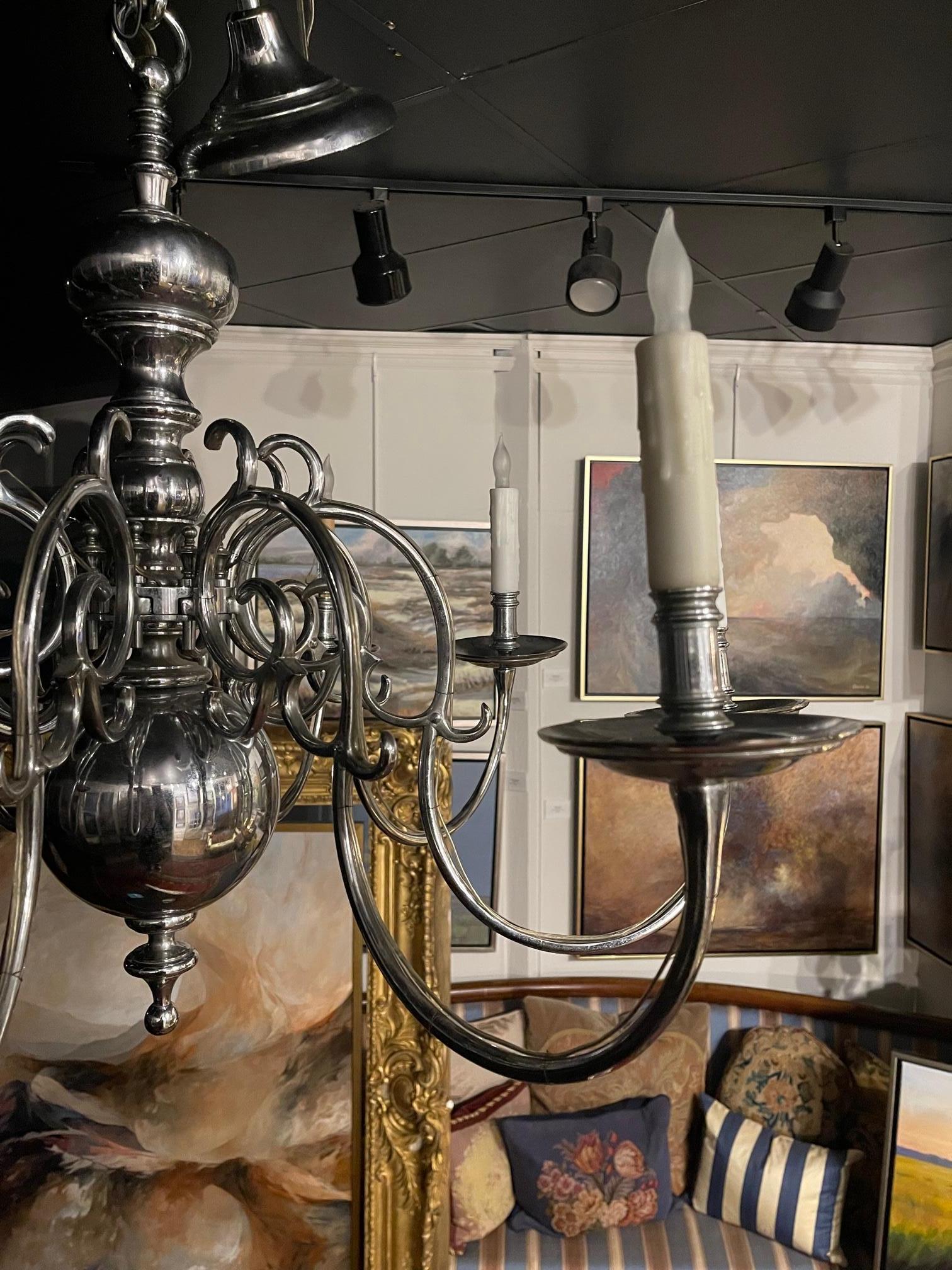 20ième siècle Lustre anglais à huit lumières en métal argenté, début du XXe siècle en vente