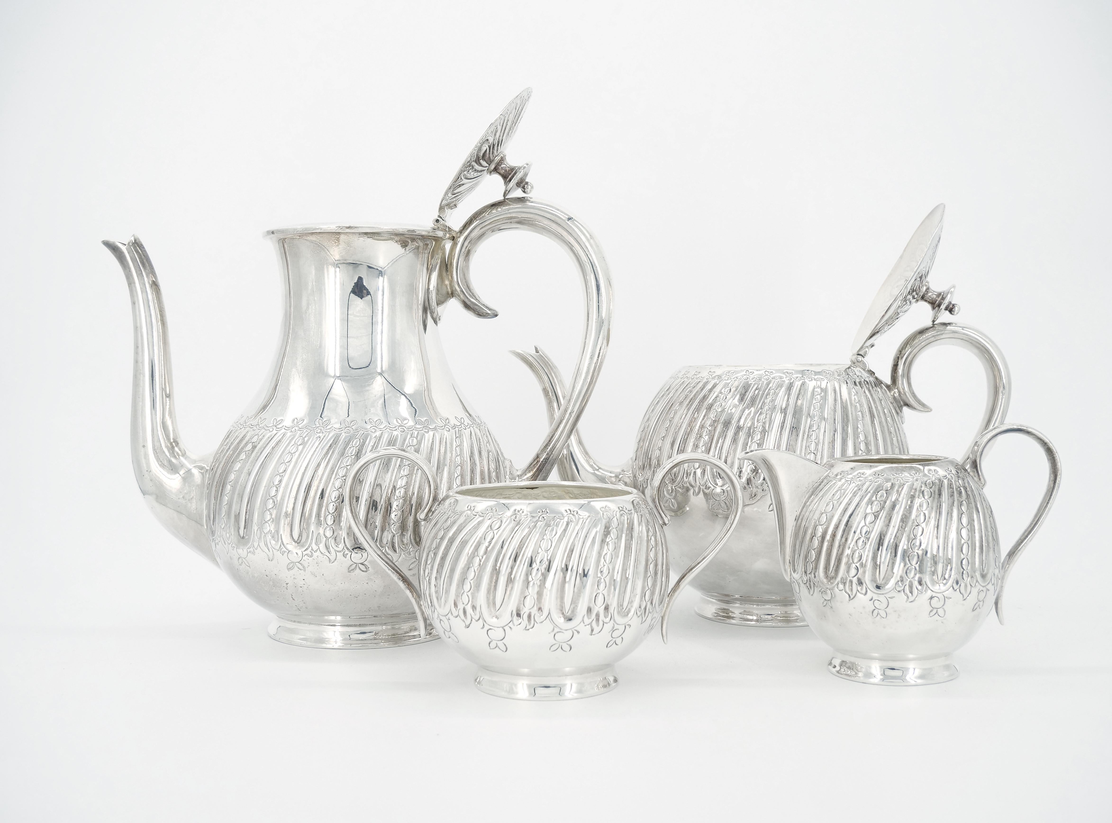 Set da tè e caffè in argento inglese con decorazioni incise all'esterno, quattro pezzi in vendita 5