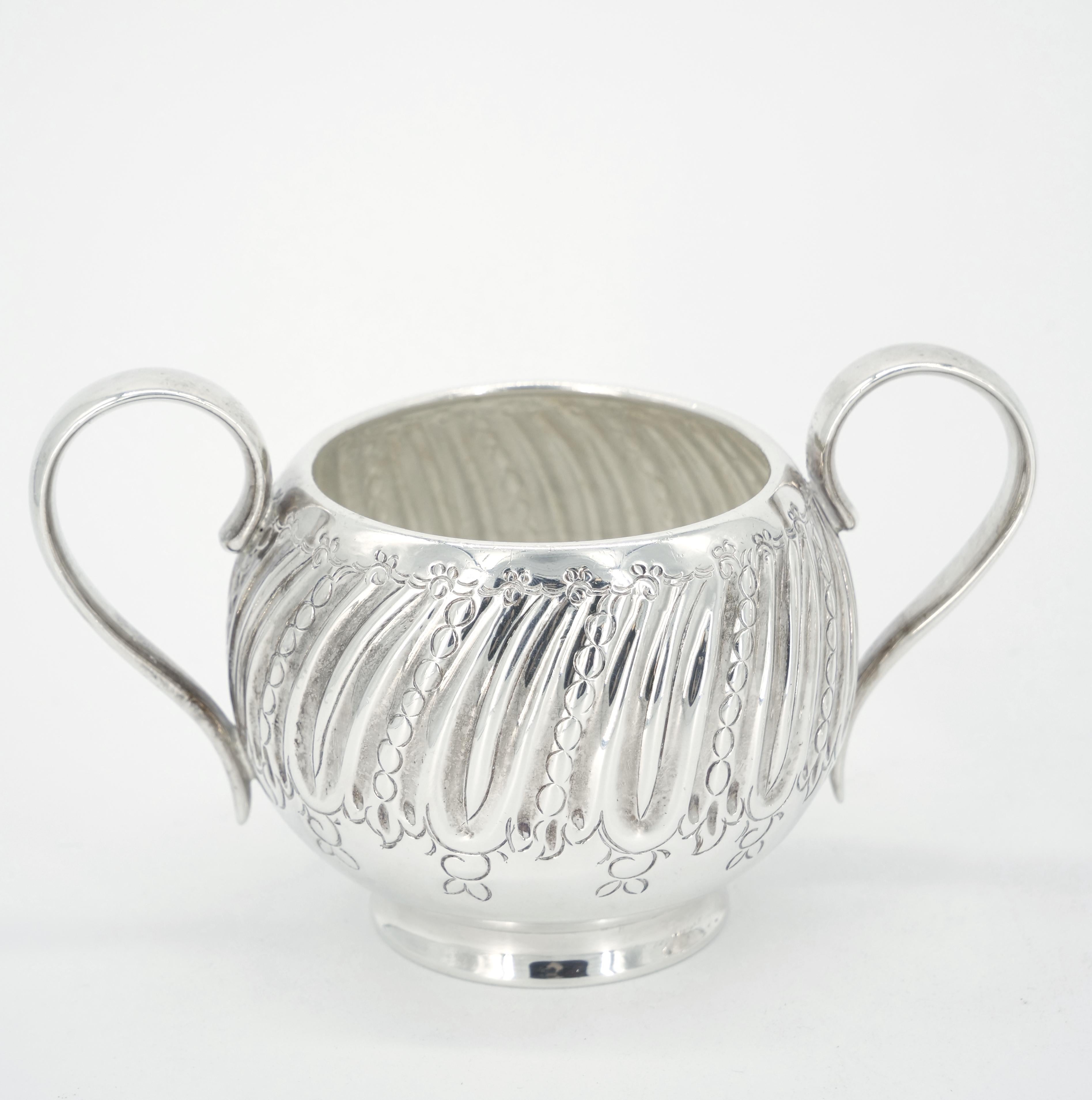 Set da tè e caffè in argento inglese con decorazioni incise all'esterno, quattro pezzi in vendita 7