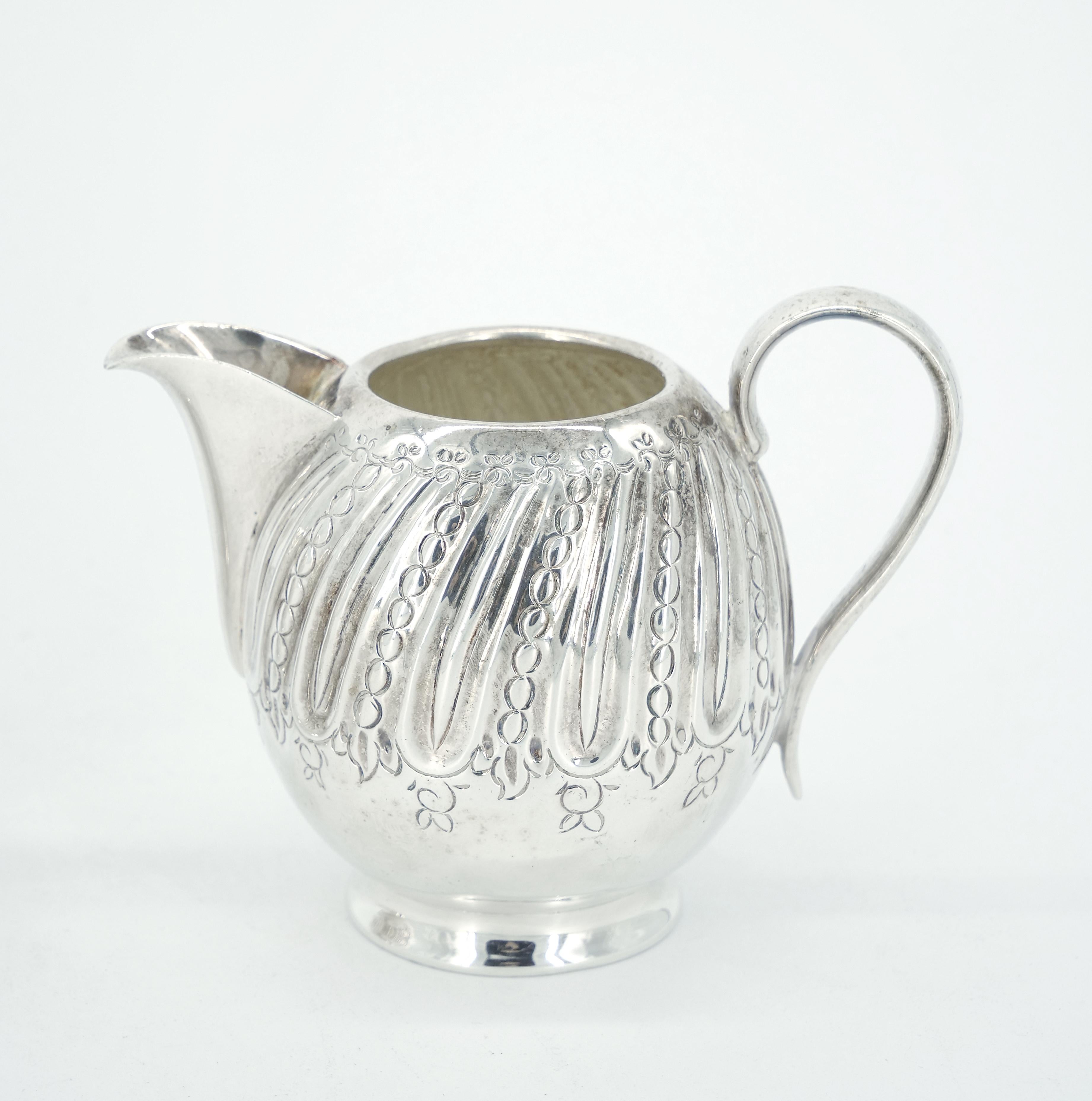 Set da tè e caffè in argento inglese con decorazioni incise all'esterno, quattro pezzi in vendita 8