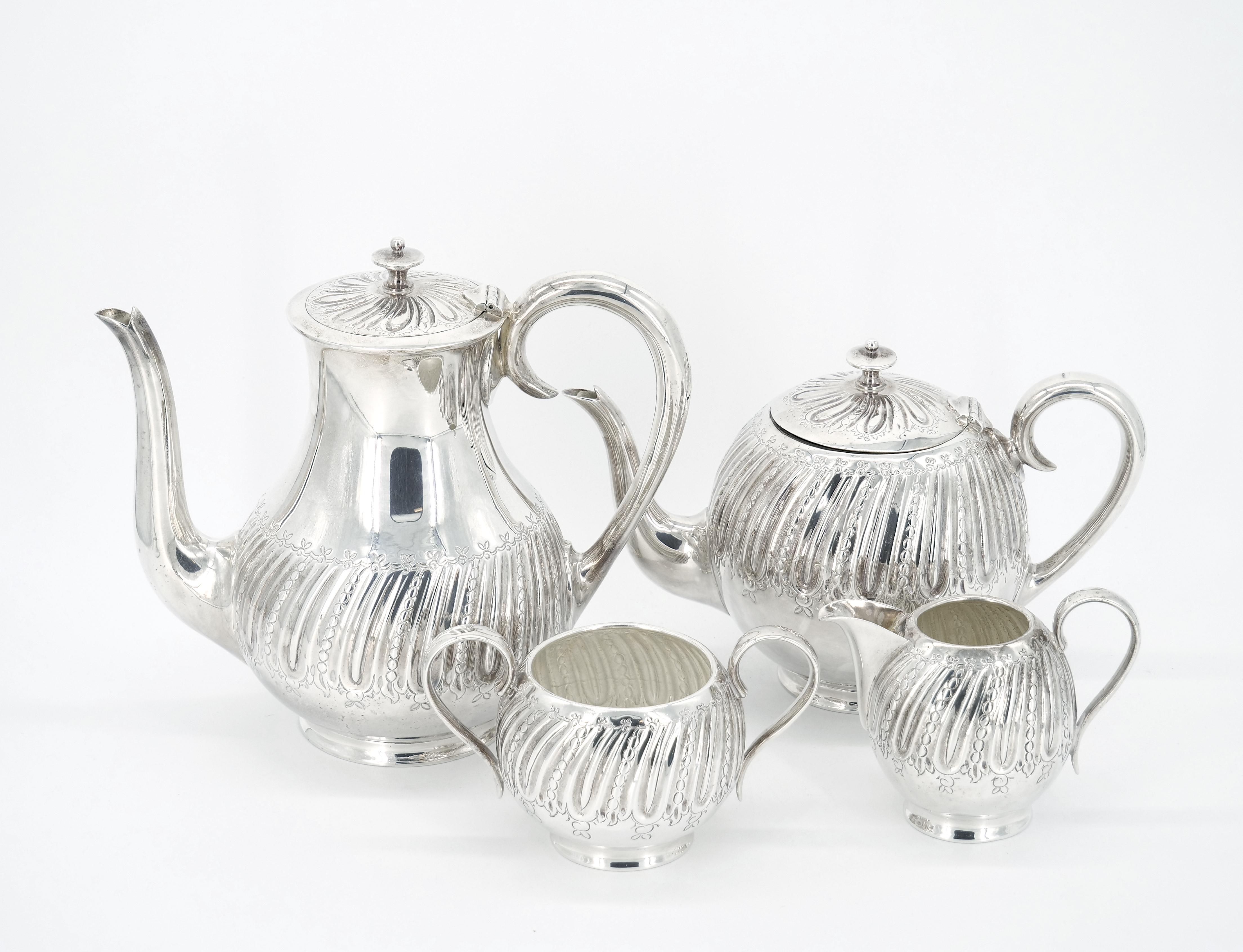 Set da tè e caffè in argento inglese con decorazioni incise all'esterno, quattro pezzi in vendita 10