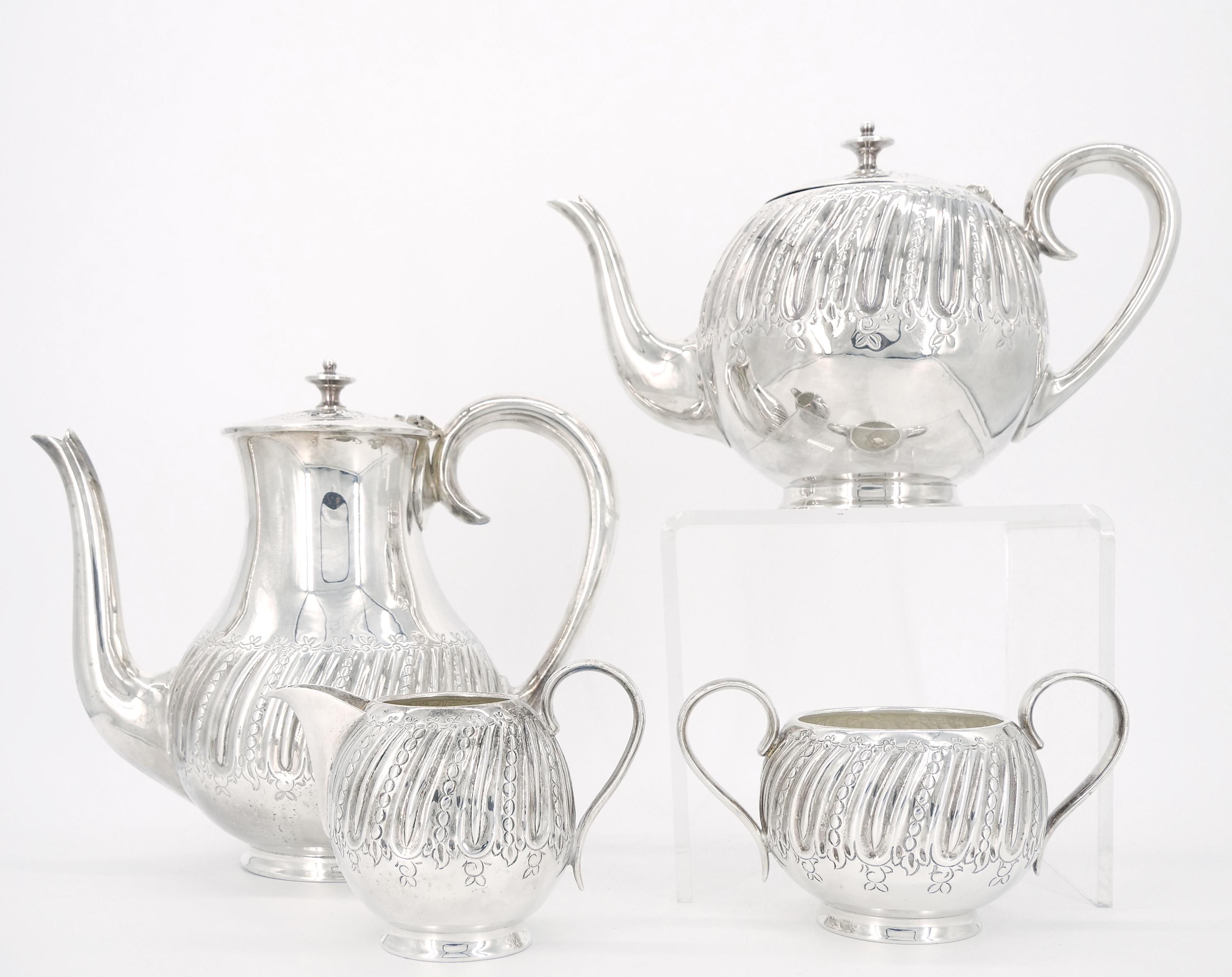 Trasportati in un mondo di lusso raffinato con il nostro squisito servizio da tè e caffè in argento Sheffield Old English, composto da quattro pezzi. Questo splendido set incarna l'eleganza e la maestria, con intricate decorazioni esterne incise che