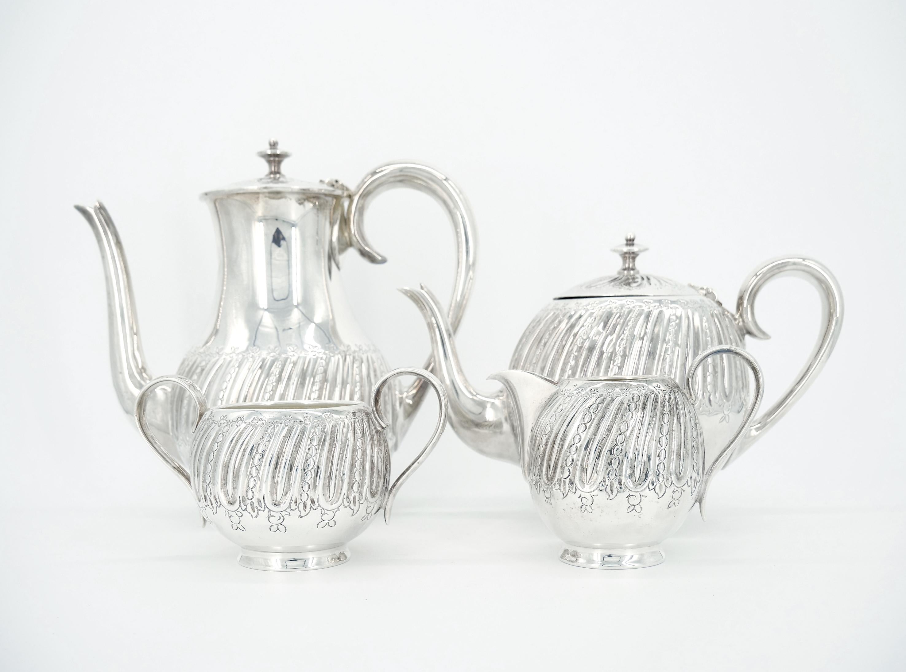 Vittoriano Set da tè e caffè in argento inglese con decorazioni incise all'esterno, quattro pezzi in vendita
