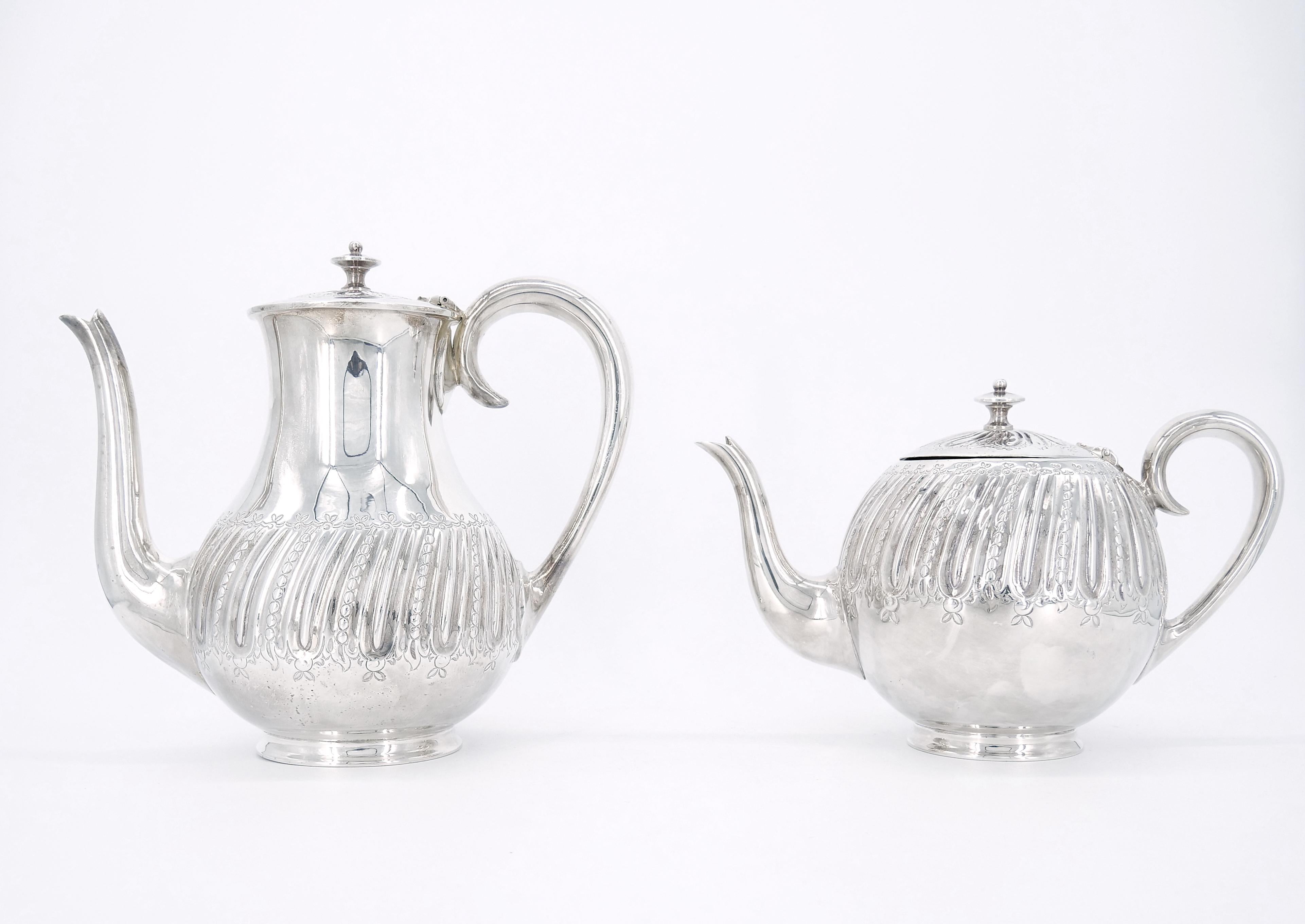 Inglese Set da tè e caffè in argento inglese con decorazioni incise all'esterno, quattro pezzi in vendita