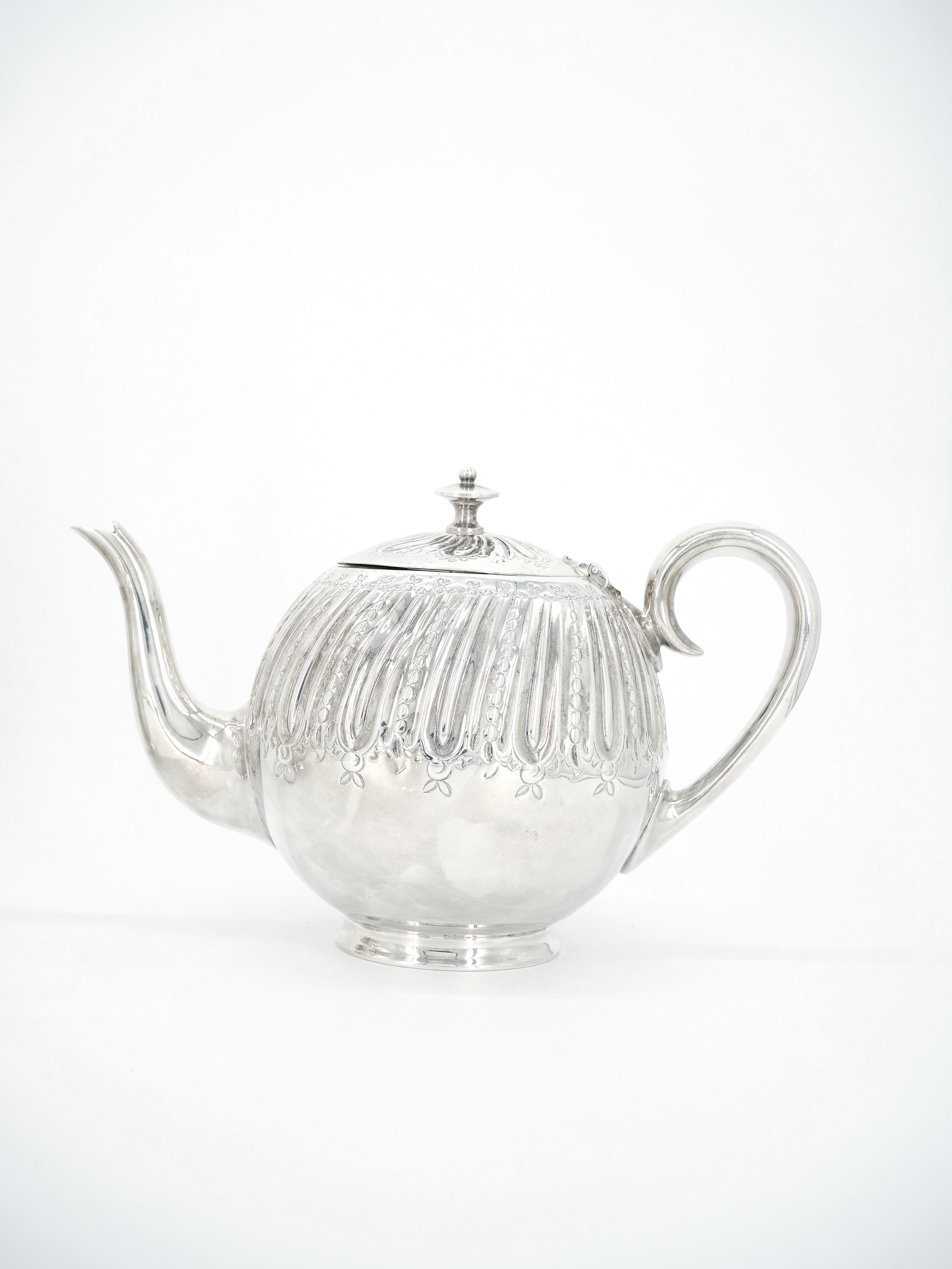 Set da tè e caffè in argento inglese con decorazioni incise all'esterno, quattro pezzi In condizioni buone in vendita a Tarry Town, NY