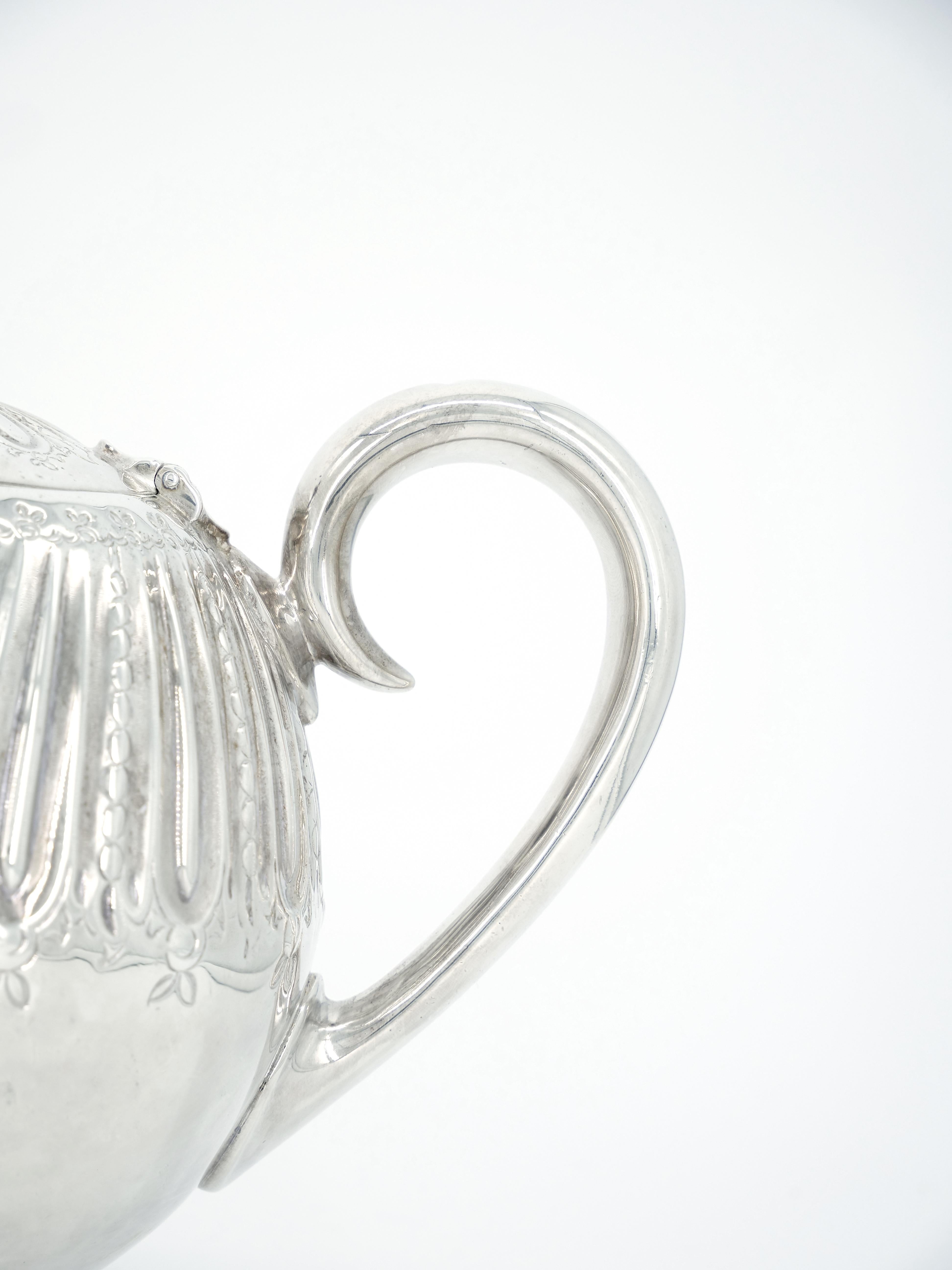 XIX secolo Set da tè e caffè in argento inglese con decorazioni incise all'esterno, quattro pezzi in vendita