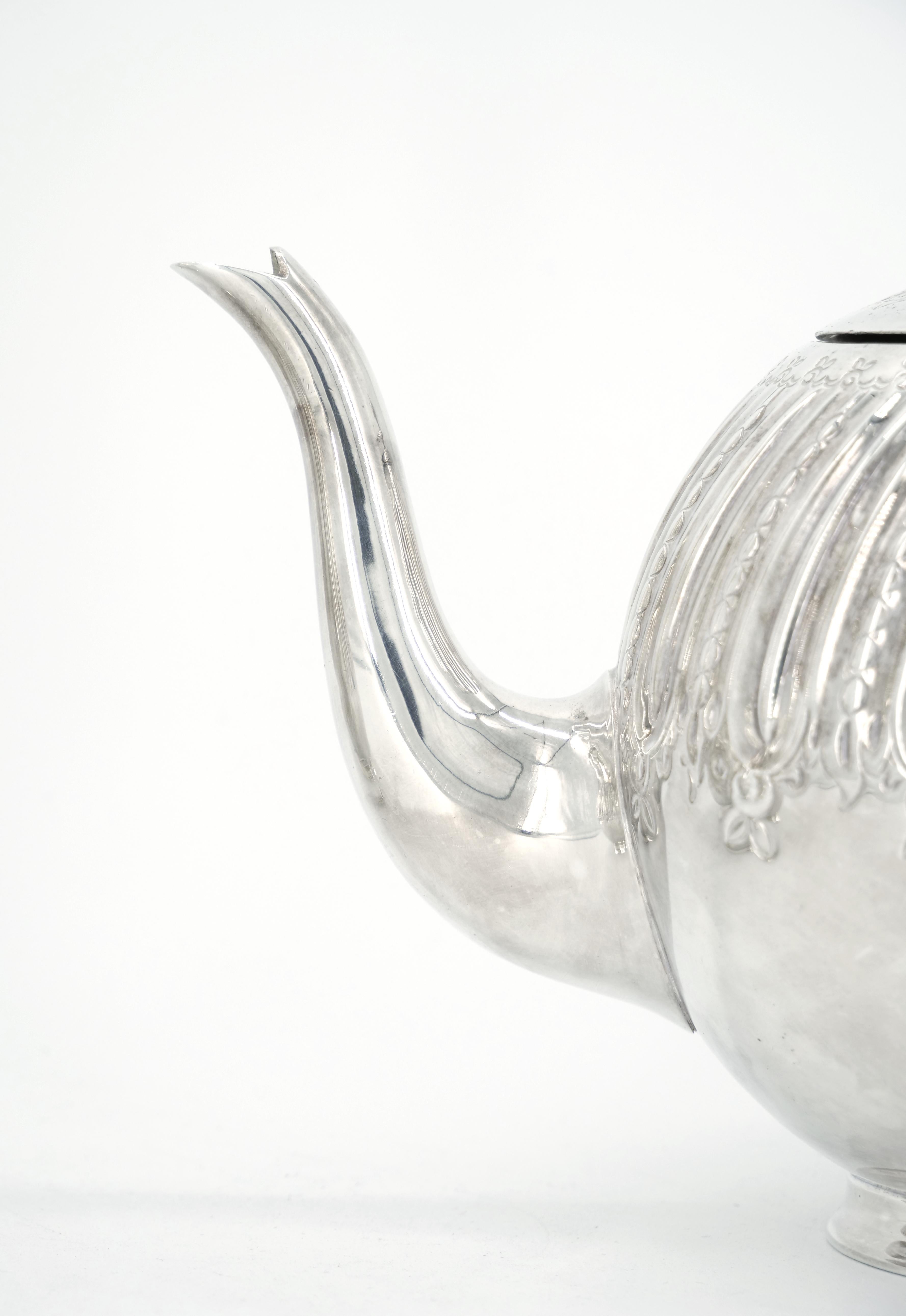 Placcato argento Set da tè e caffè in argento inglese con decorazioni incise all'esterno, quattro pezzi in vendita
