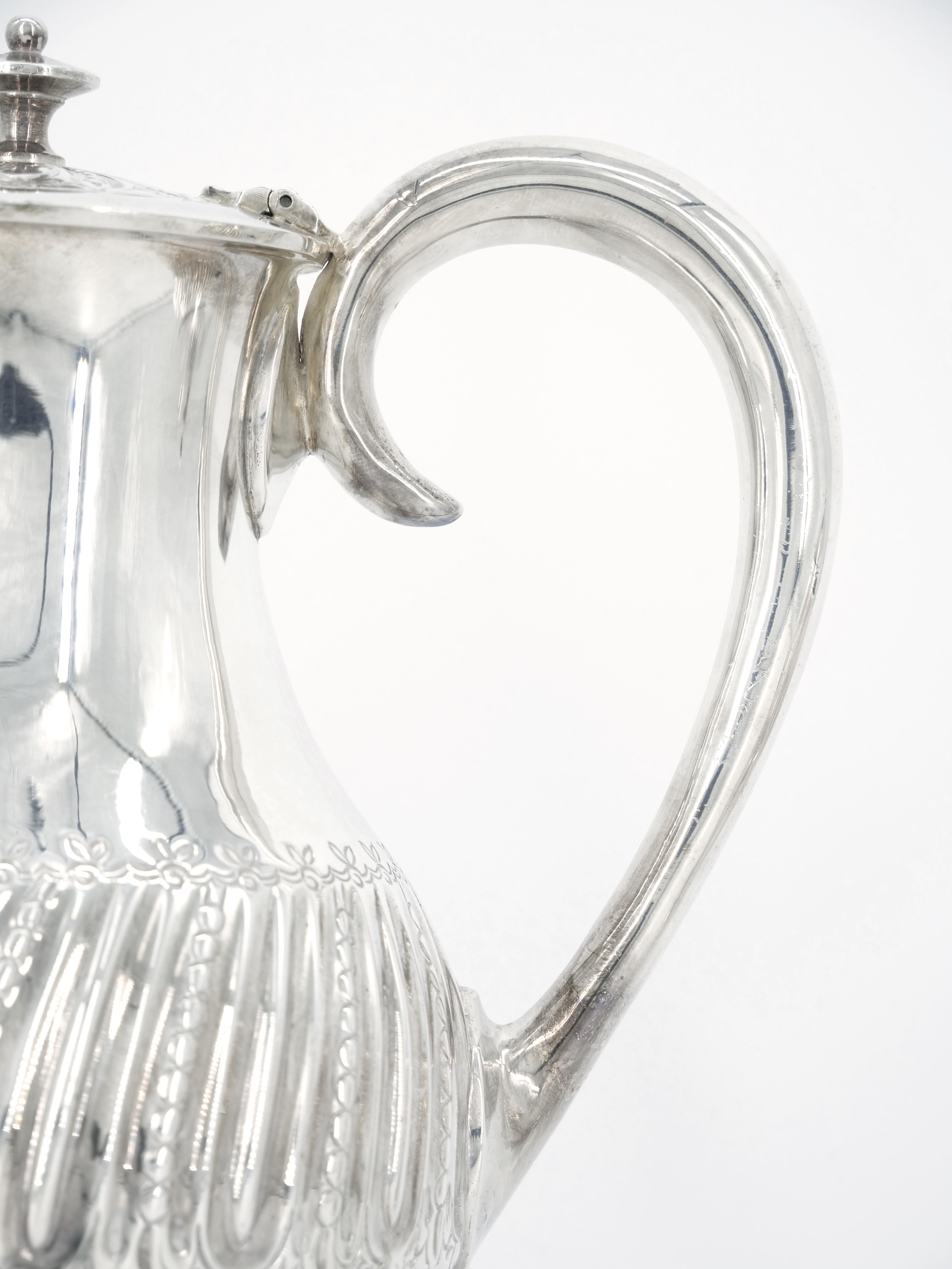Set da tè e caffè in argento inglese con decorazioni incise all'esterno, quattro pezzi in vendita 1