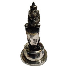 Porte-encre en forme de lion figuratif en métal argenté anglais