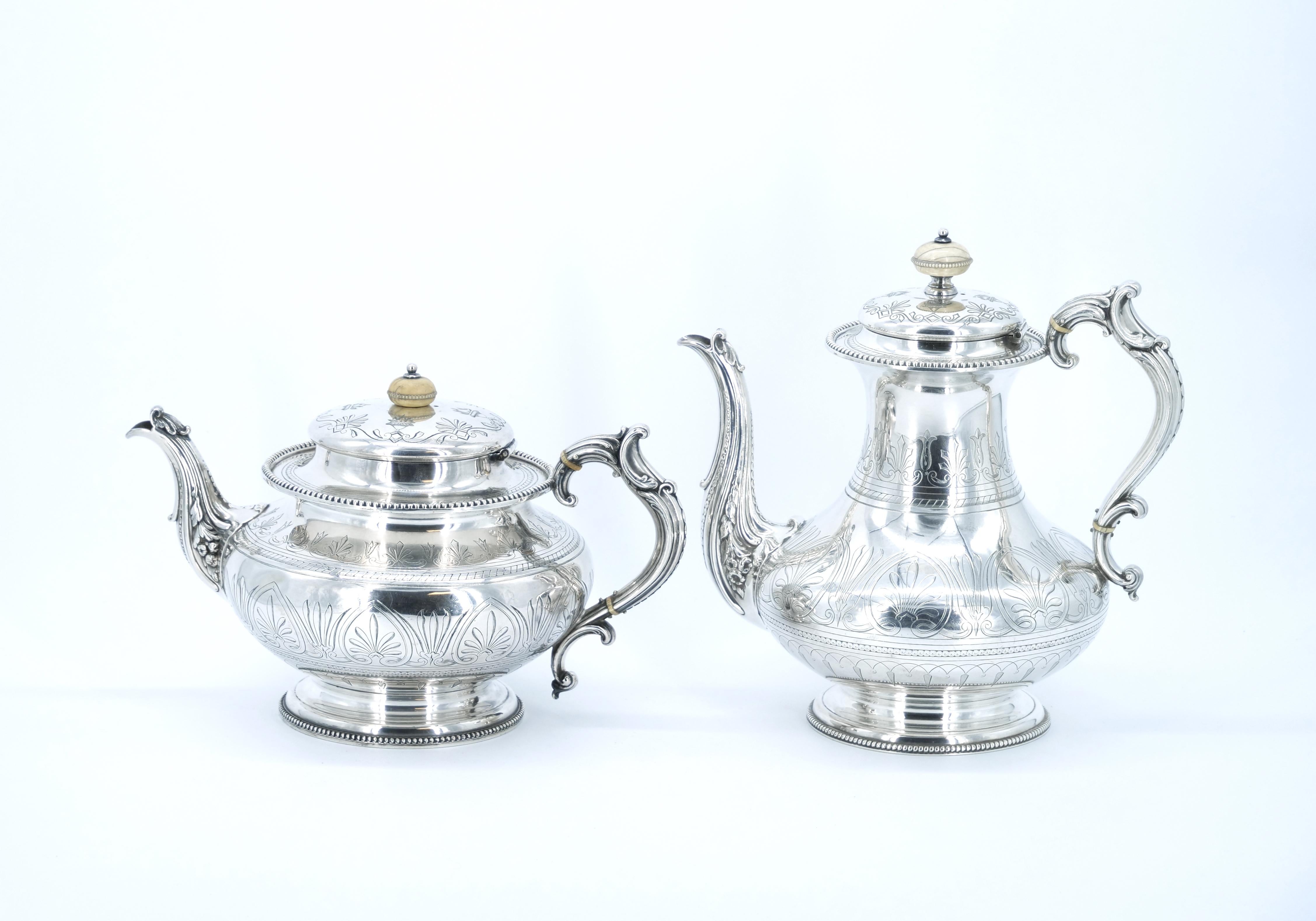 
Élevez votre rituel du thé et du café à un niveau d'élégance intemporelle grâce à notre service à thé et à café de quatre pièces en plaqué argent anglais, méticuleusement fabriqué par la célèbre maison d'argenterie Elegton. Cette collection