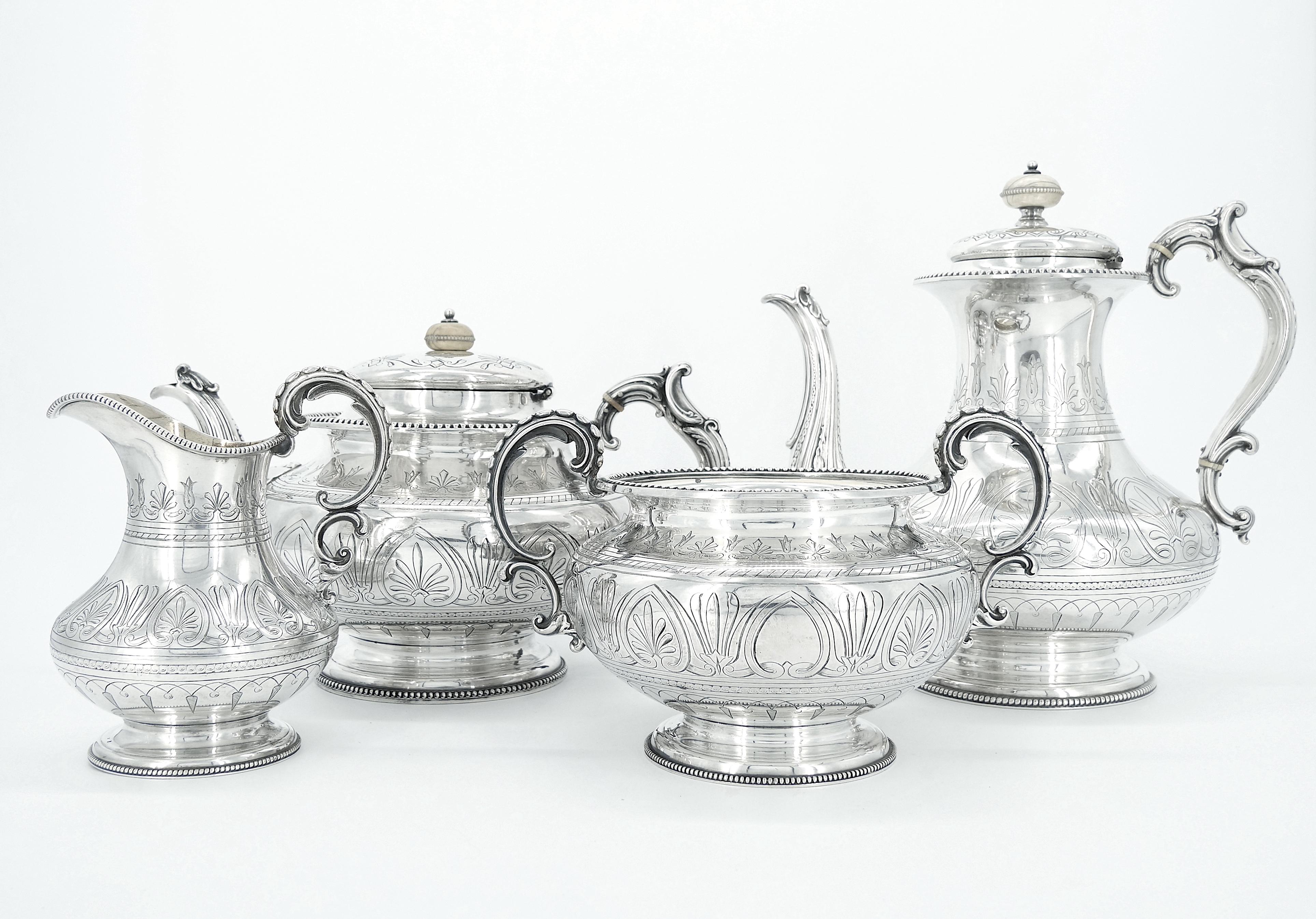 Victorien Service à thé/café quatre pièces en argent anglais / Détails extérieurs gravés en vente