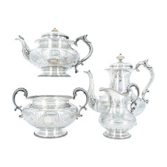Englisches versilbertes vierteiliges Tee-/Kaffeeservice / Inneneinrichtung mit gravierten Details