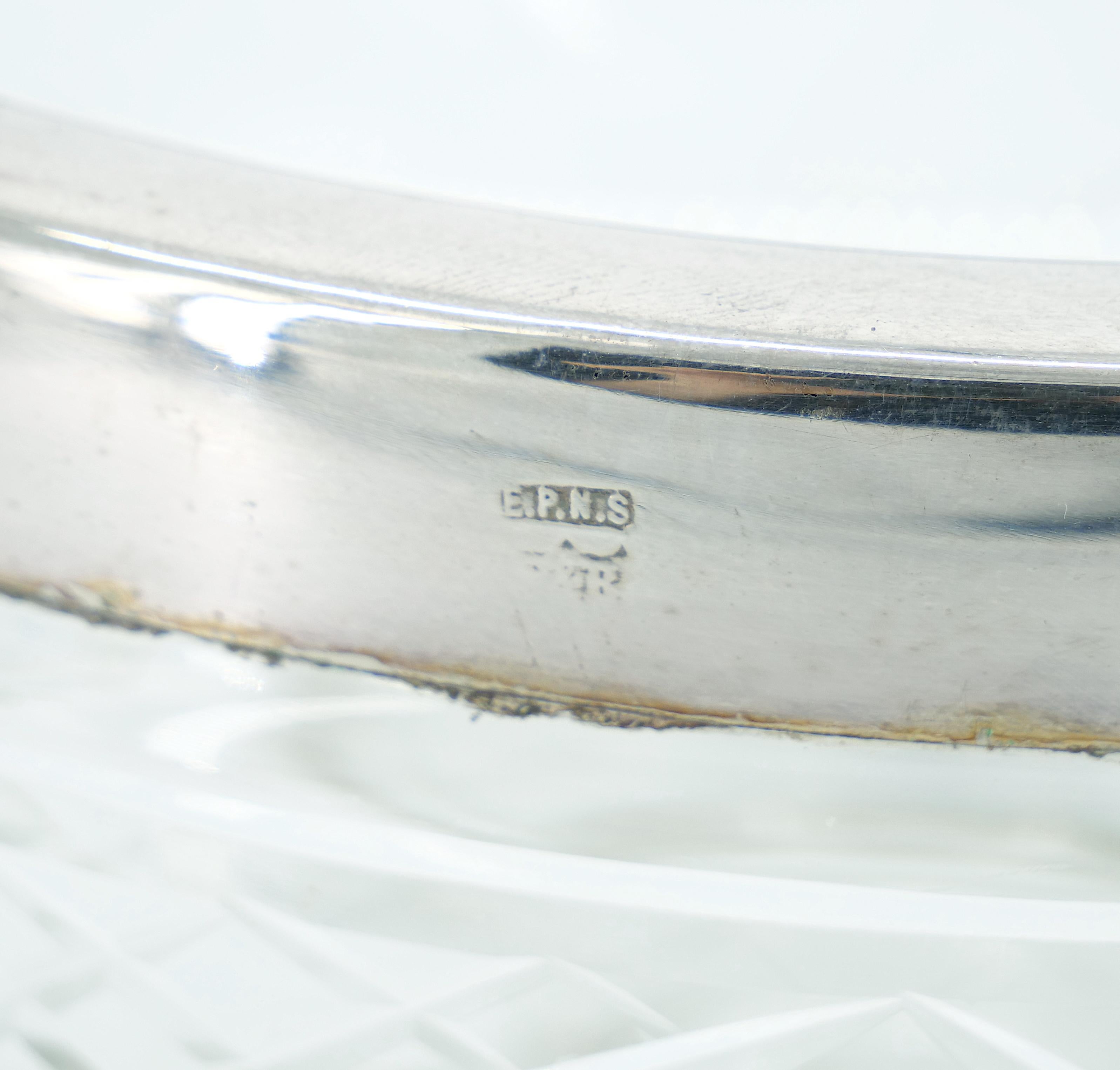 Plaqué argent Bol de service anglais avec cadre en métal argenté / verre taillé sur pied en vente