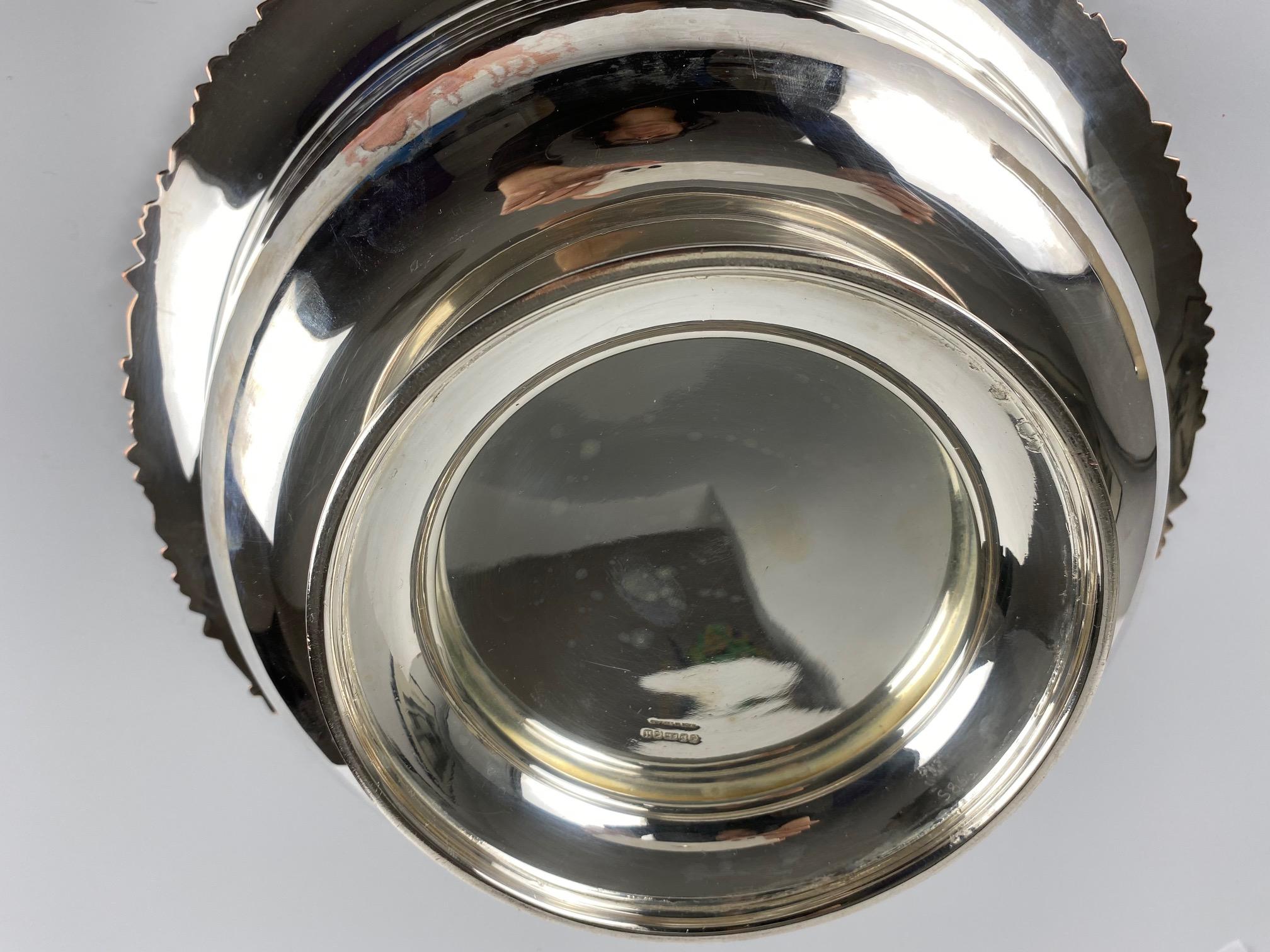 Grand bol en métal argenté anglais Bon état - En vente à Pomona, CA