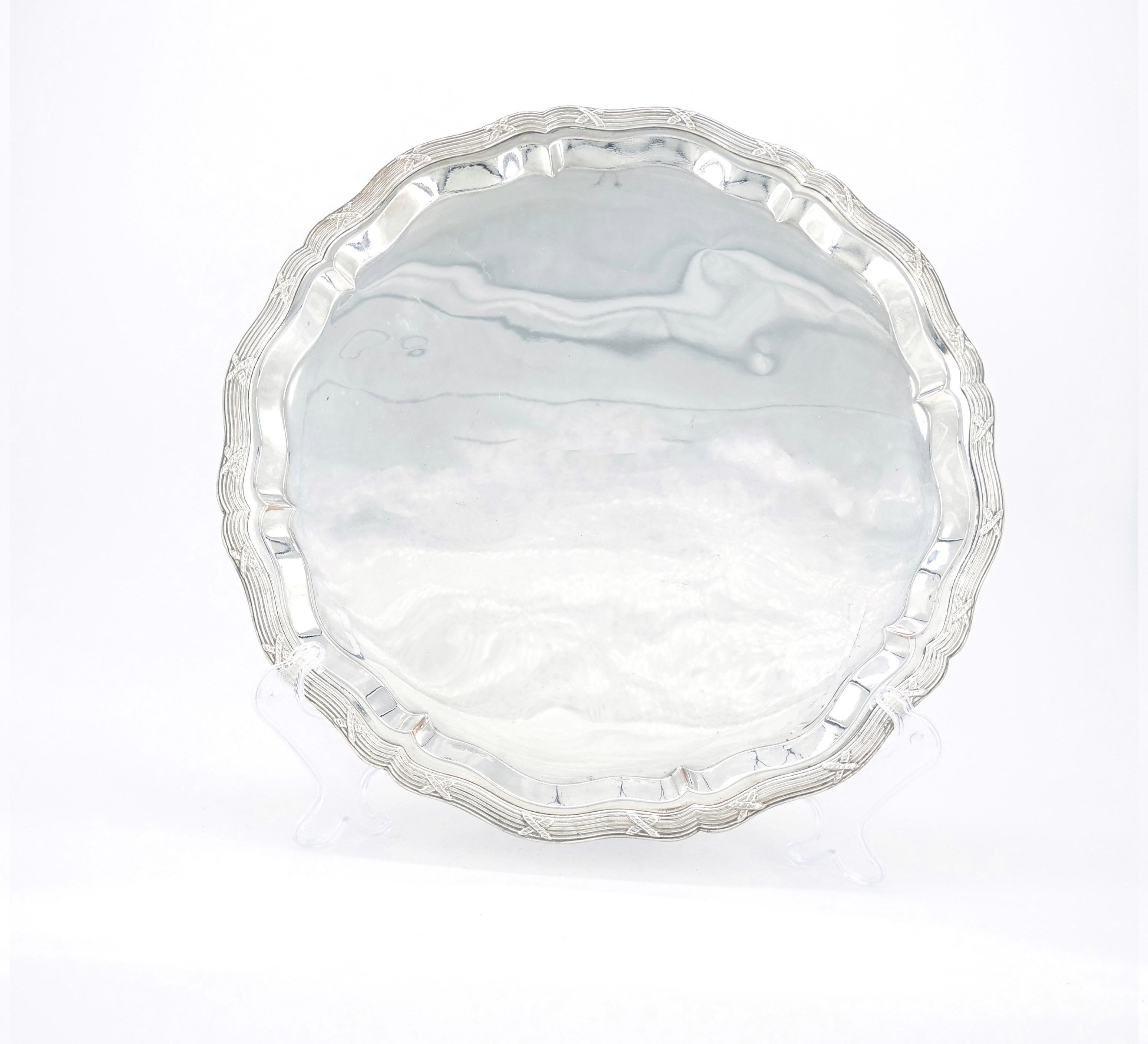 
Elevate your entertaining experience with our stunning English silver plate round shape barware / tableware serving tray. Impeccably designed, this exquisite piece showcase a captivating exterior bordering design, meticulously crafted to