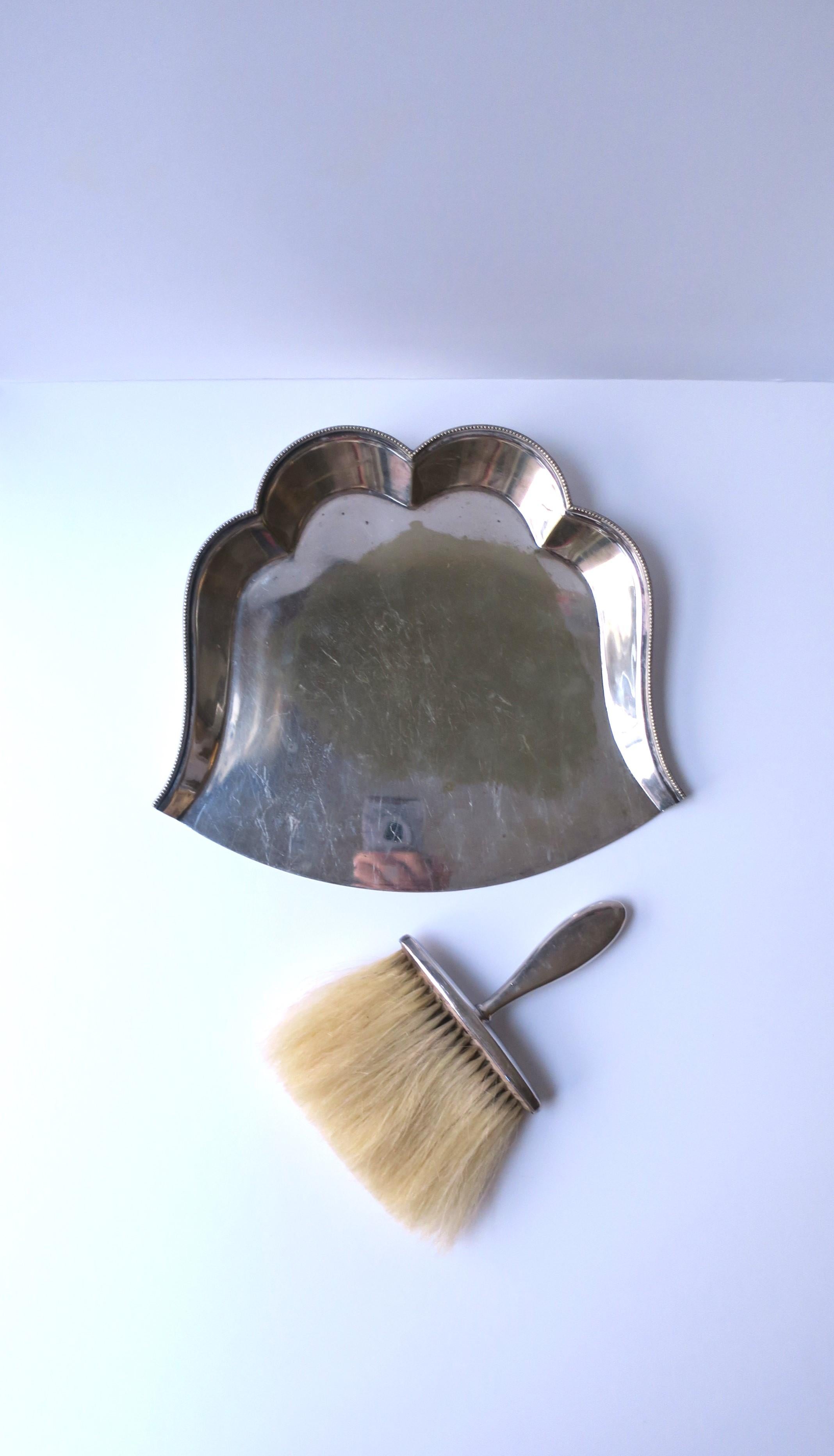 Un ramasse-miettes et un balai de table en métal argenté de Hardy Bros Sidney & Brisbane, vers le 20e siècle, Angleterre. Avec la marque du fabricant sur les deux, comme indiqué sur les images. 

Dimensions : 
Cuvette/plateau : 1,75