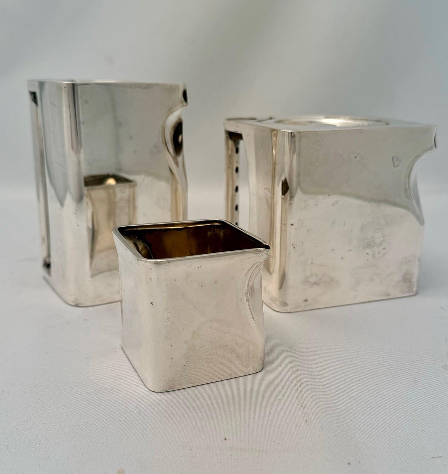 English Silver Plate “The Cube Tea Set” by Robert Johnson In Good Condition In Montreal, QC
