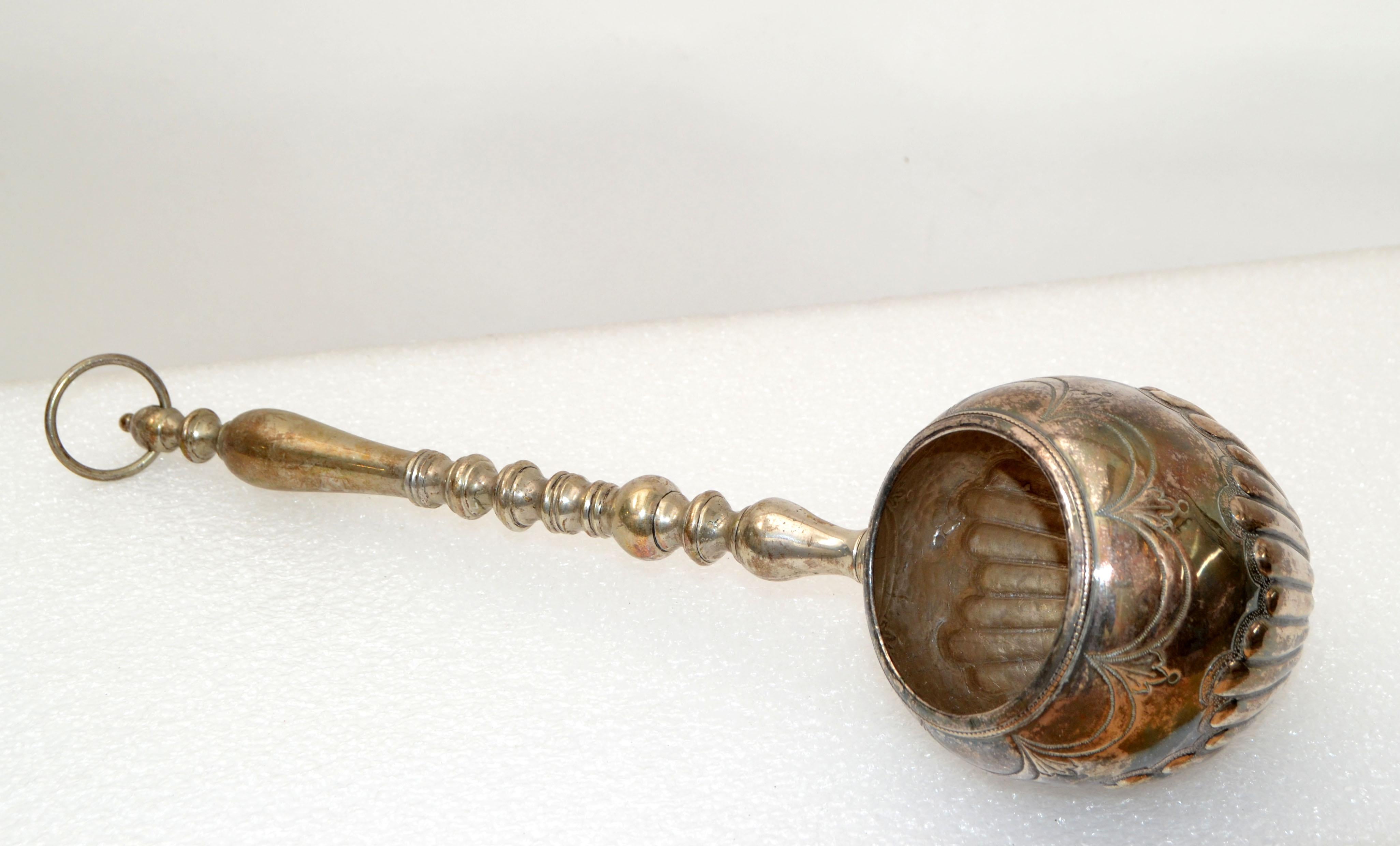 Vintage English silver Ladle with ornate Flowers and decoration.
It is in original vintage condition and has some stains and is tarnished.
Quadrupled Silver Plate not marked.