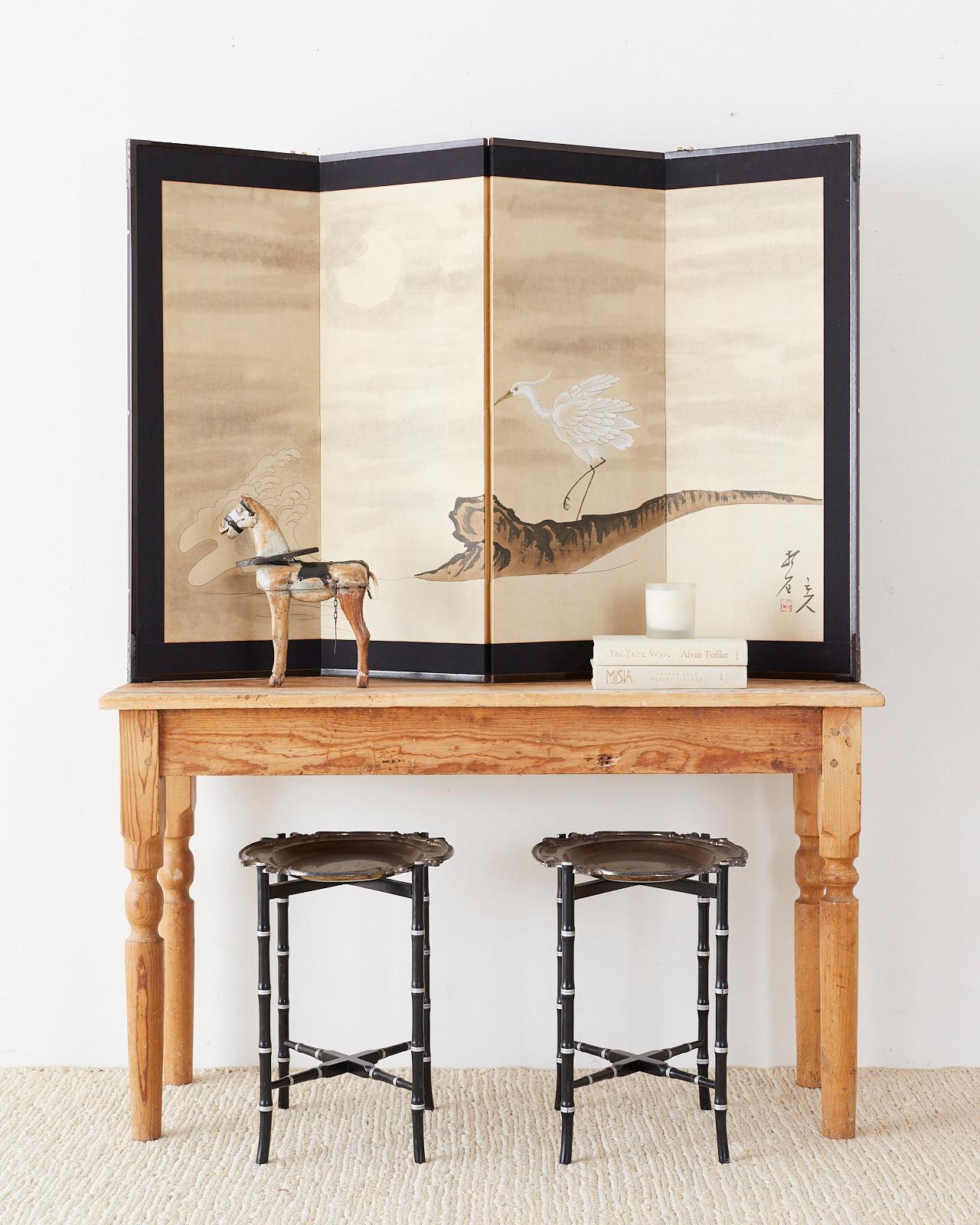 Elegante coppia di vassoi inglesi in argento su supporti in finto bambù ebanizzato con accenti in argento dorato. Le gambe sono unite da barelle a X e sono leggermente strombate alle estremità. Realizzato nello stile inglese chinoiserie revival