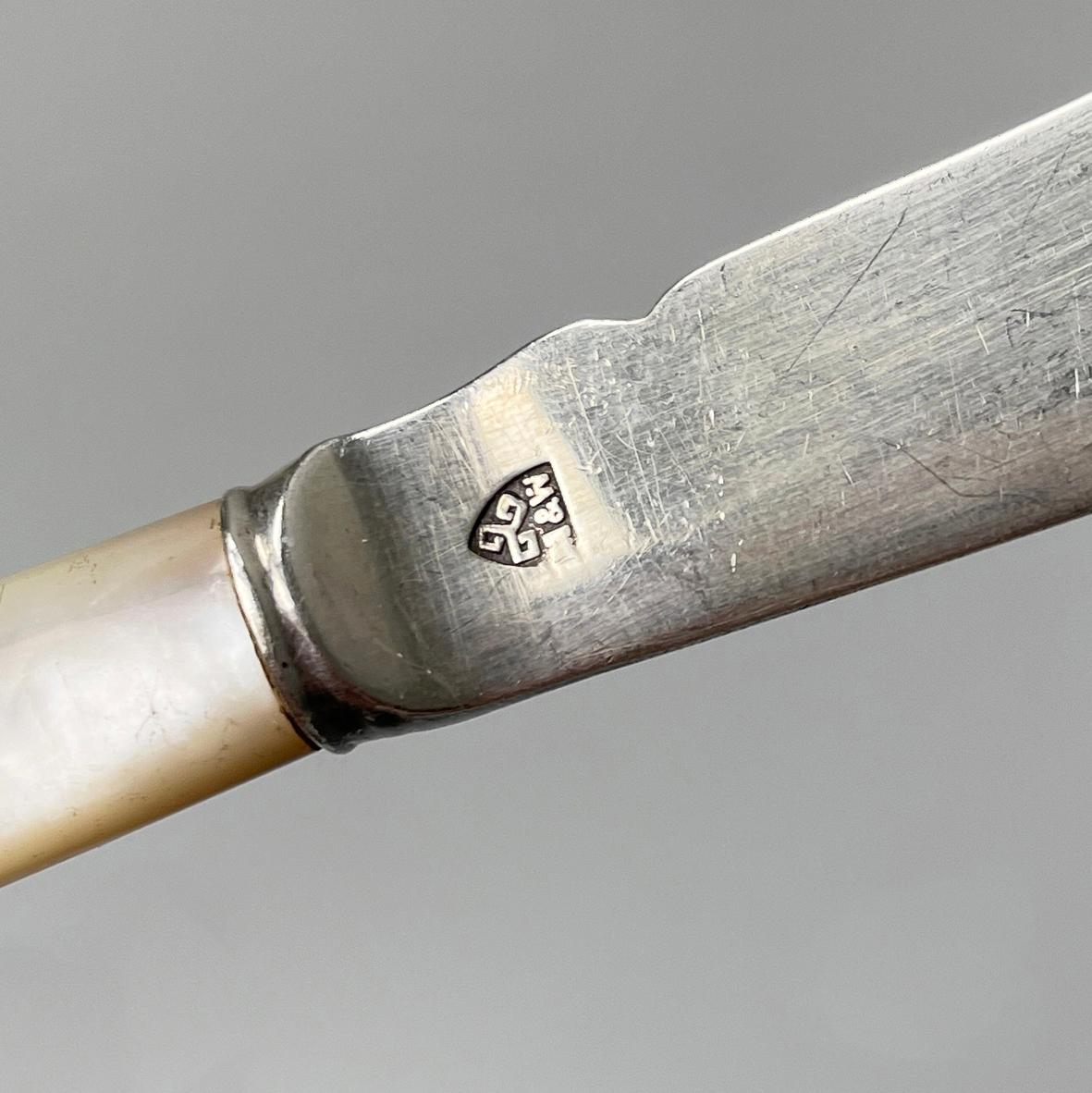 English silver-plated and Bakelite knifes by Mappin and Weeb, 1950s For Sale 5