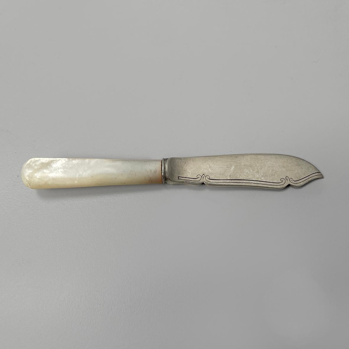 English silver-plated and Bakelite knifes by Mappin and Weeb, 1950s
Set of six paté or butter knives with contoured silver-plated blades. The blade features small engraved decorations. The handle is made of white-beige Bakelite.
Produced by Mappin