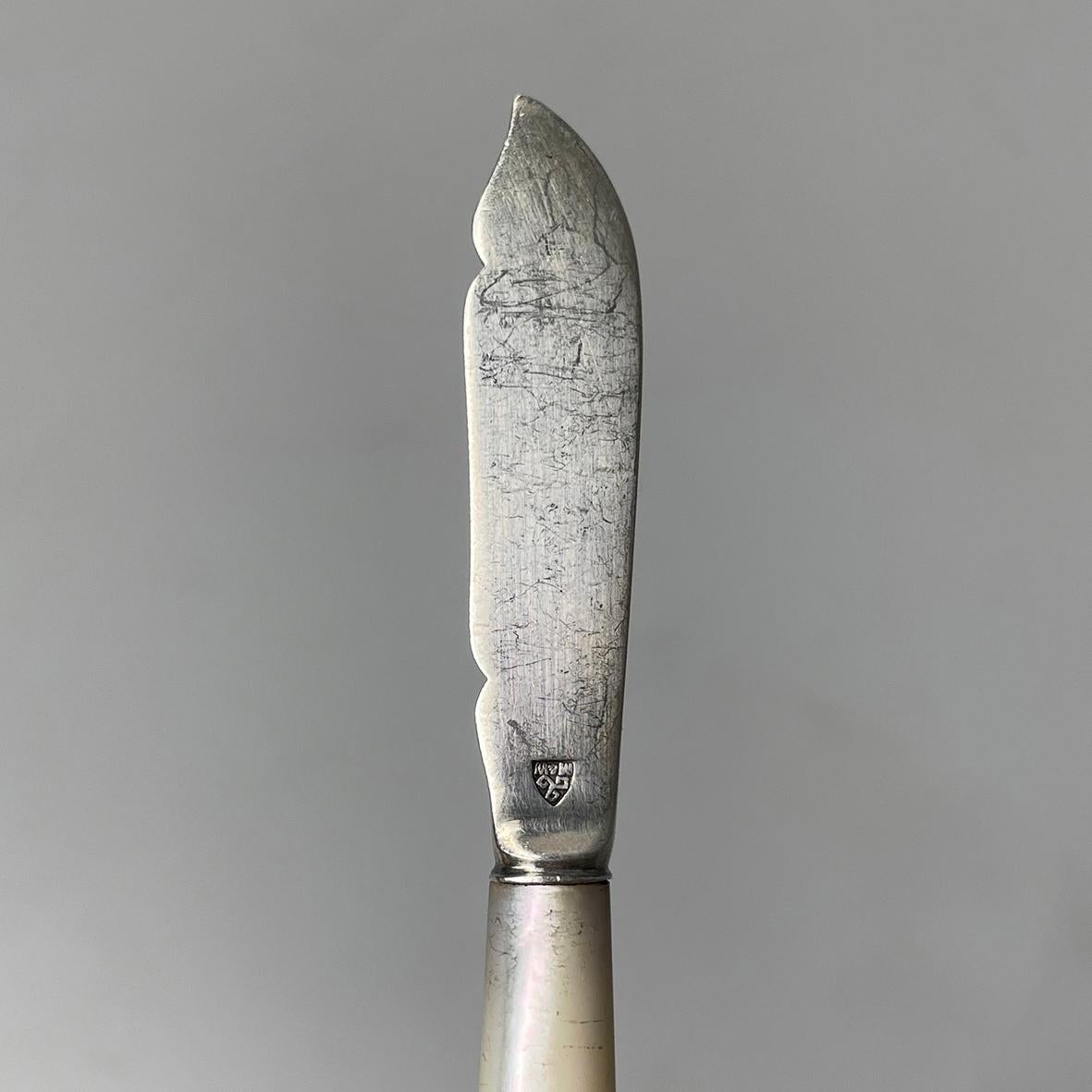 English silver-plated and Bakelite knifes by Mappin and Weeb, 1950s In Fair Condition For Sale In MIlano, IT