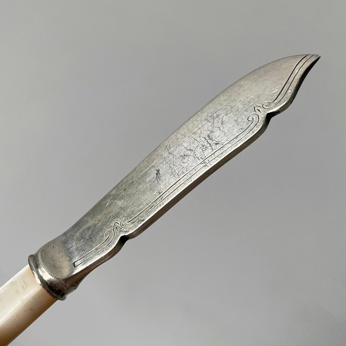 Mid-20th Century English silver-plated and Bakelite knifes by Mappin and Weeb, 1950s For Sale