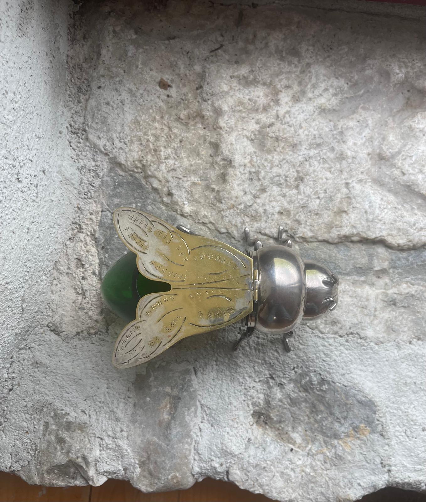 20th Century English Silver-Plated and Green Glass Bee Honey Pot, circa 1900 For Sale