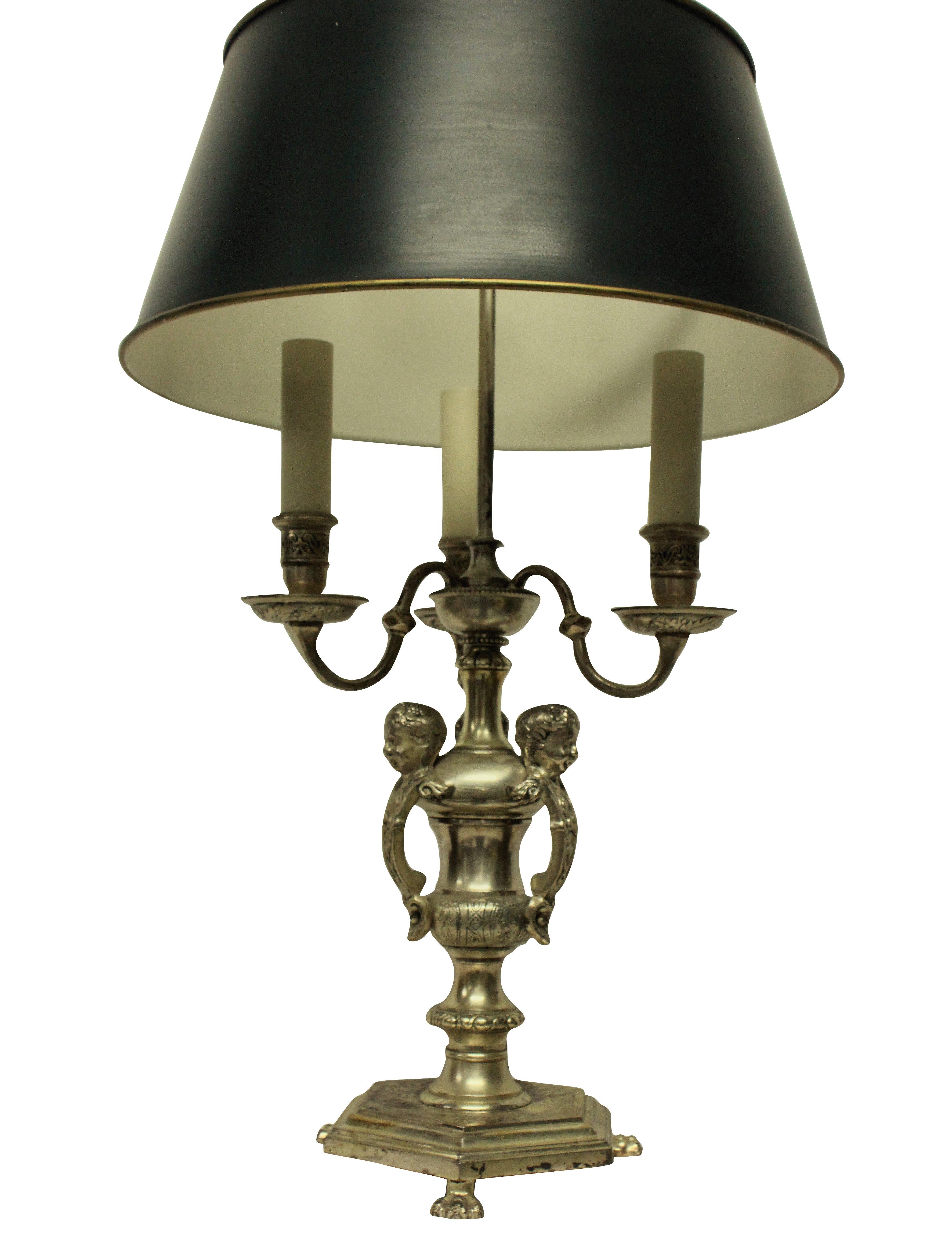 Une lampe Bouillotte anglaise en bronze argenté de bonne qualité d'après Knole.

Avec trois lumières et un abat-jour réglable en vert foncé.