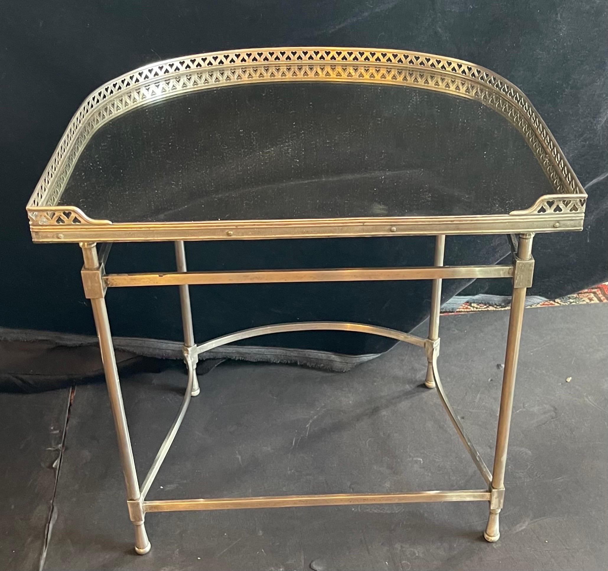 Cocktail Tables inglese in bronzo placcato argento a due parti Gallery con specchio In condizioni buone in vendita a Roslyn, NY