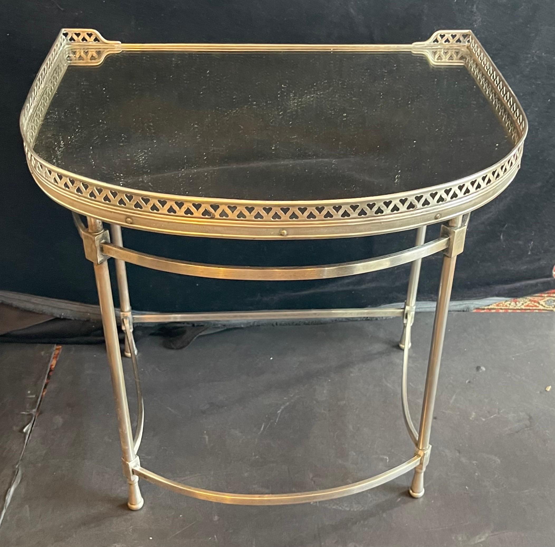 XX secolo Cocktail Tables inglese in bronzo placcato argento a due parti Gallery con specchio in vendita