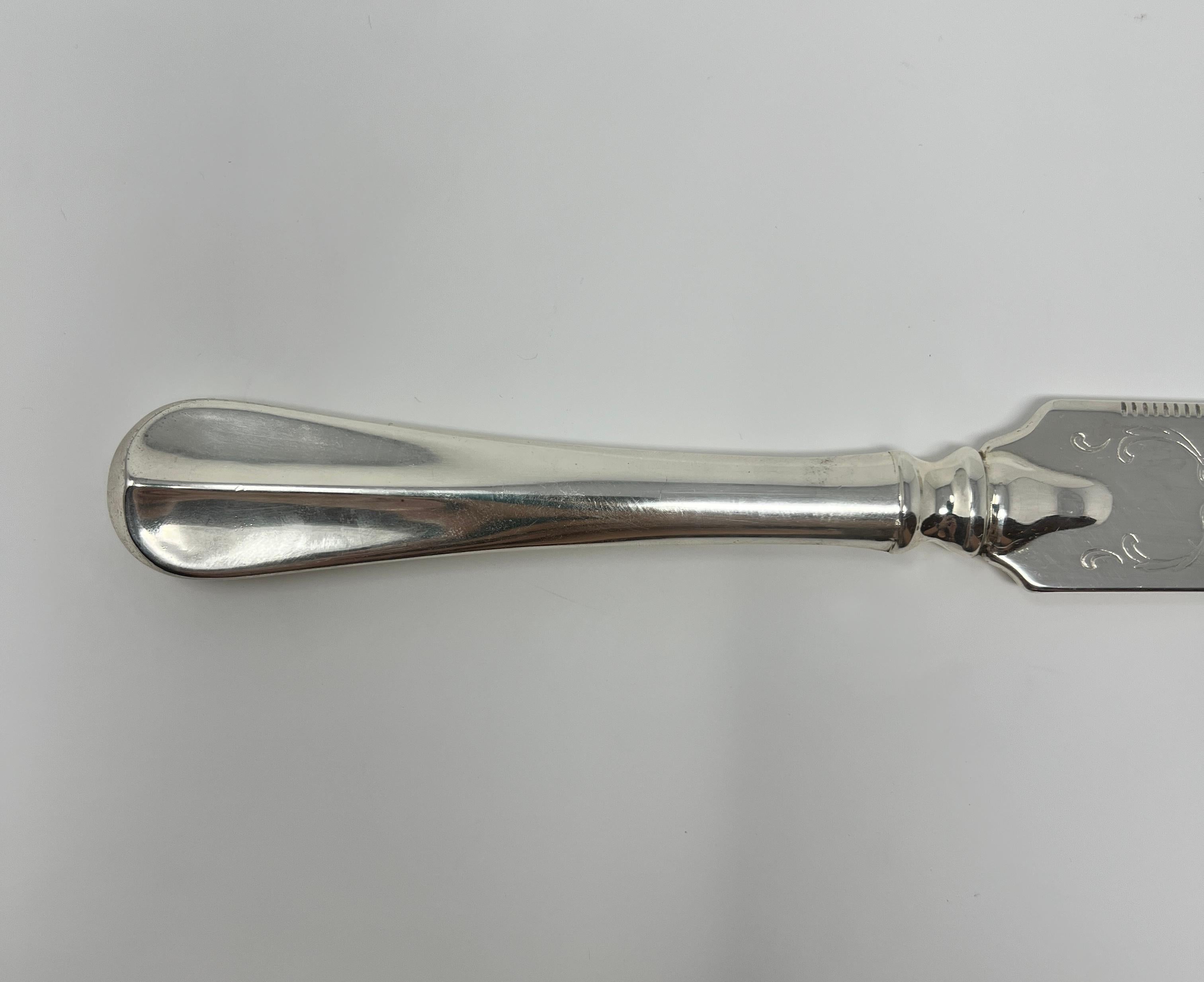 English Silver-Plated Cake Knife In Good Condition For Sale In New Orleans, LA