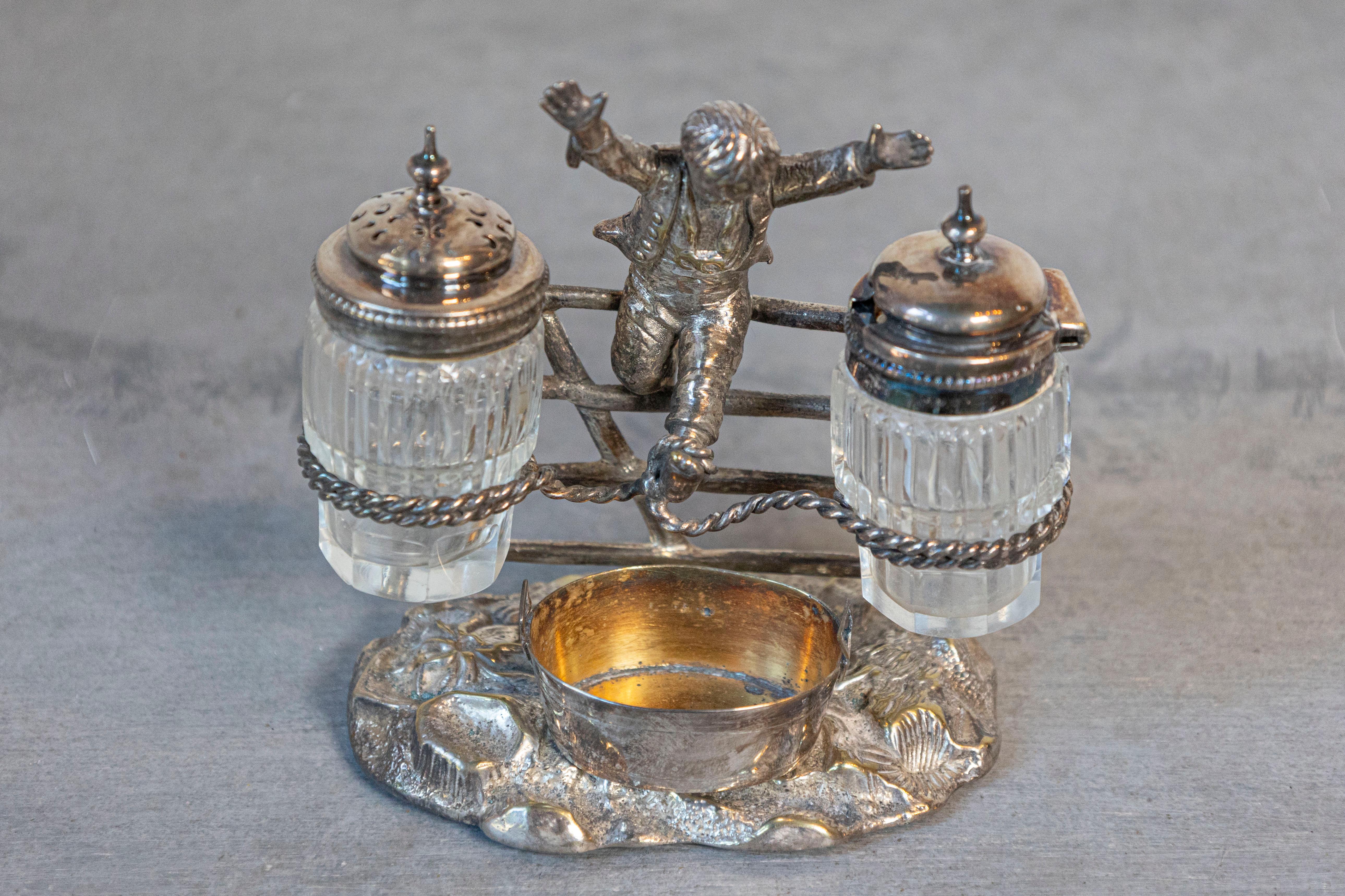 Englisches figuratives versilbertes Tassen-Set, registriert 1873 mit einem vor Freude springenden Jungen. Dieses bezaubernde Silberbesteck aus dem späten 19. Jahrhundert zeigt einen elegant gekleideten Jungen, der mit nach vorne gestreckten Armen in