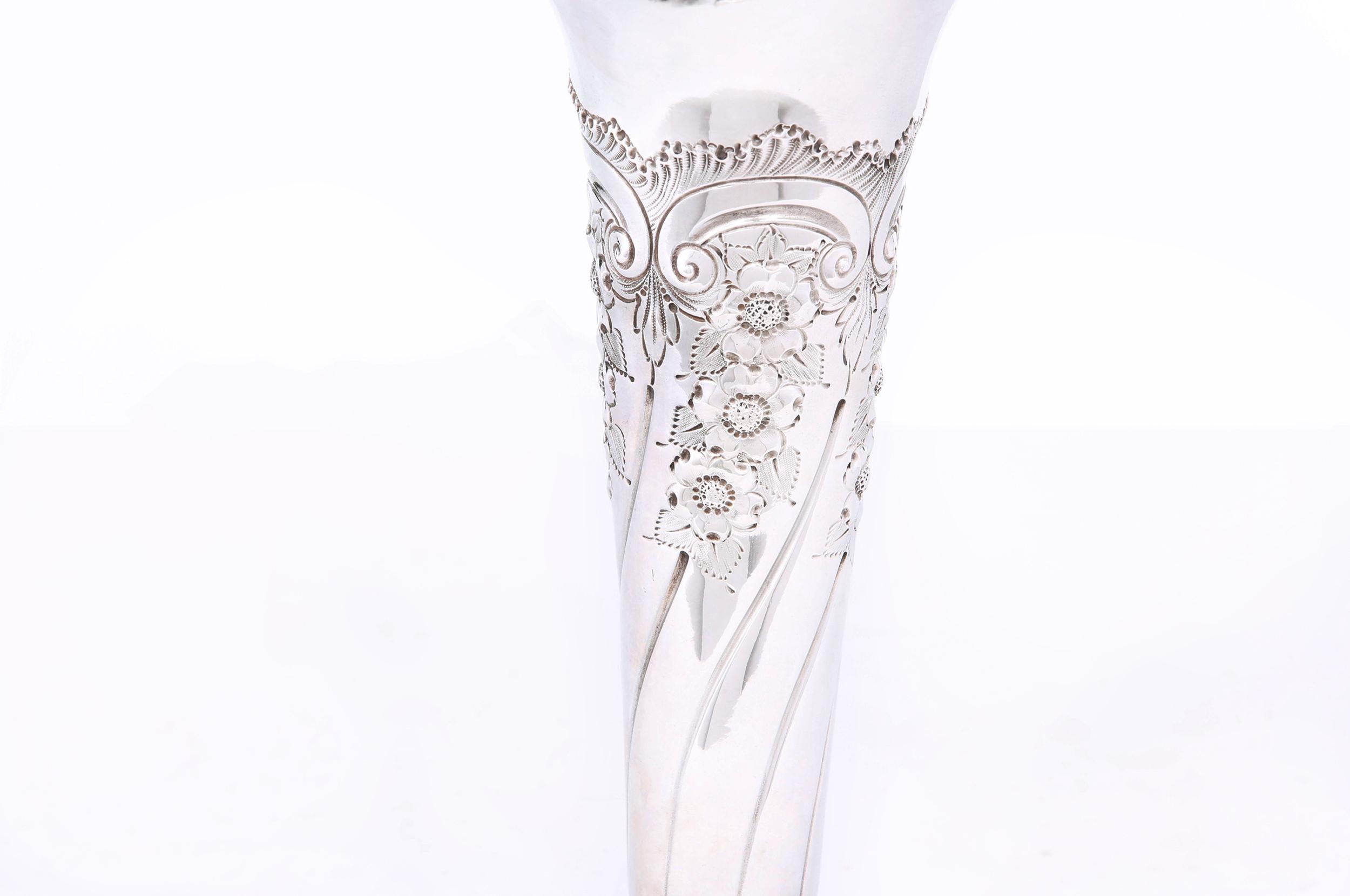 Anglais Vase décoratif anglais en métal argenté en vente