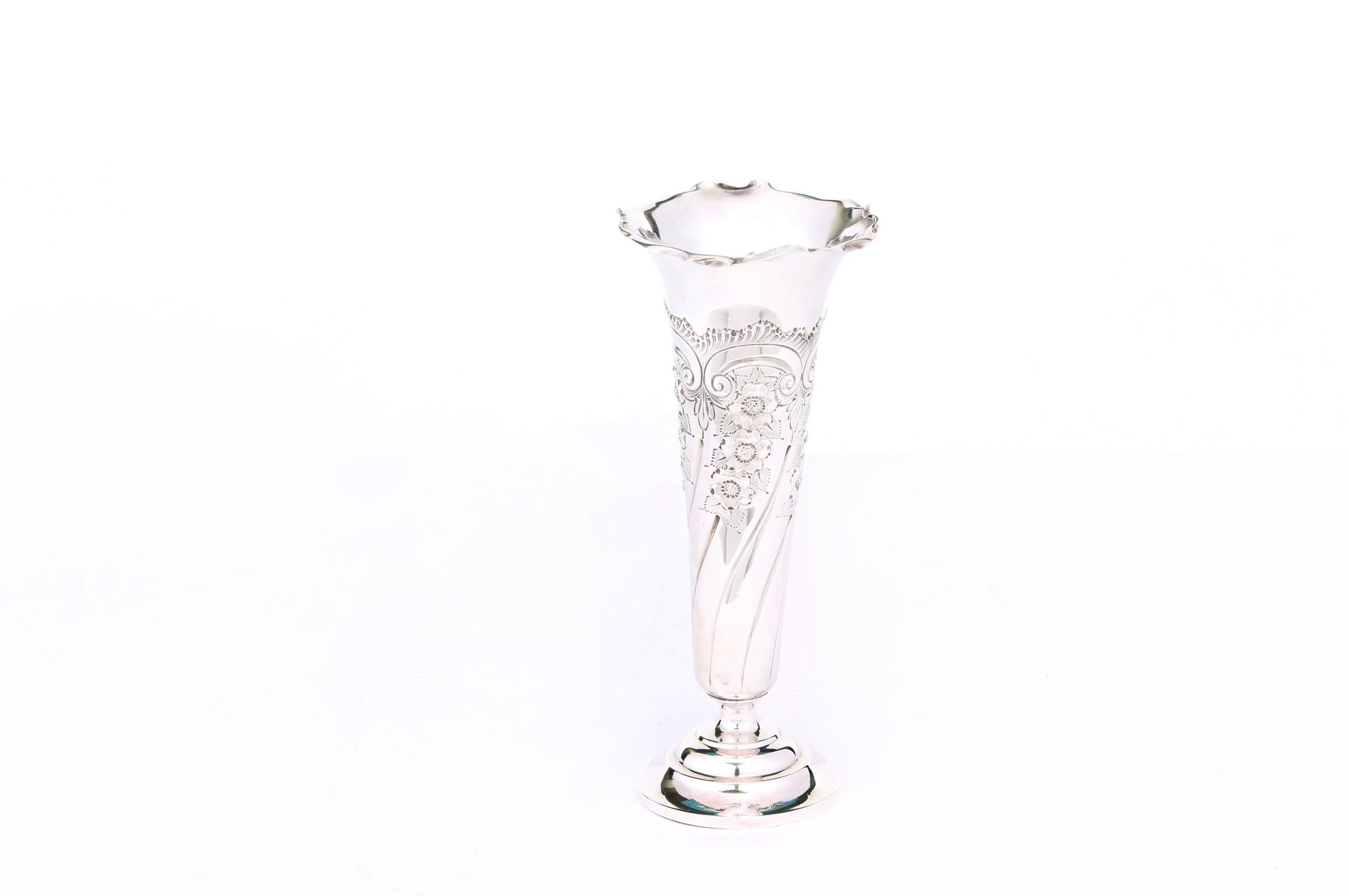 Plaqué argent Vase décoratif anglais en métal argenté en vente